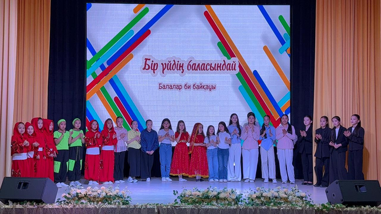 28 сәуір күні Майкөмген мәдениет үйінде 1 мамыр – Қазақстан халқының бірлігі күніне орай «Бір үйдің баласындай» атты балаларға арналған би байқауы өткізілді.