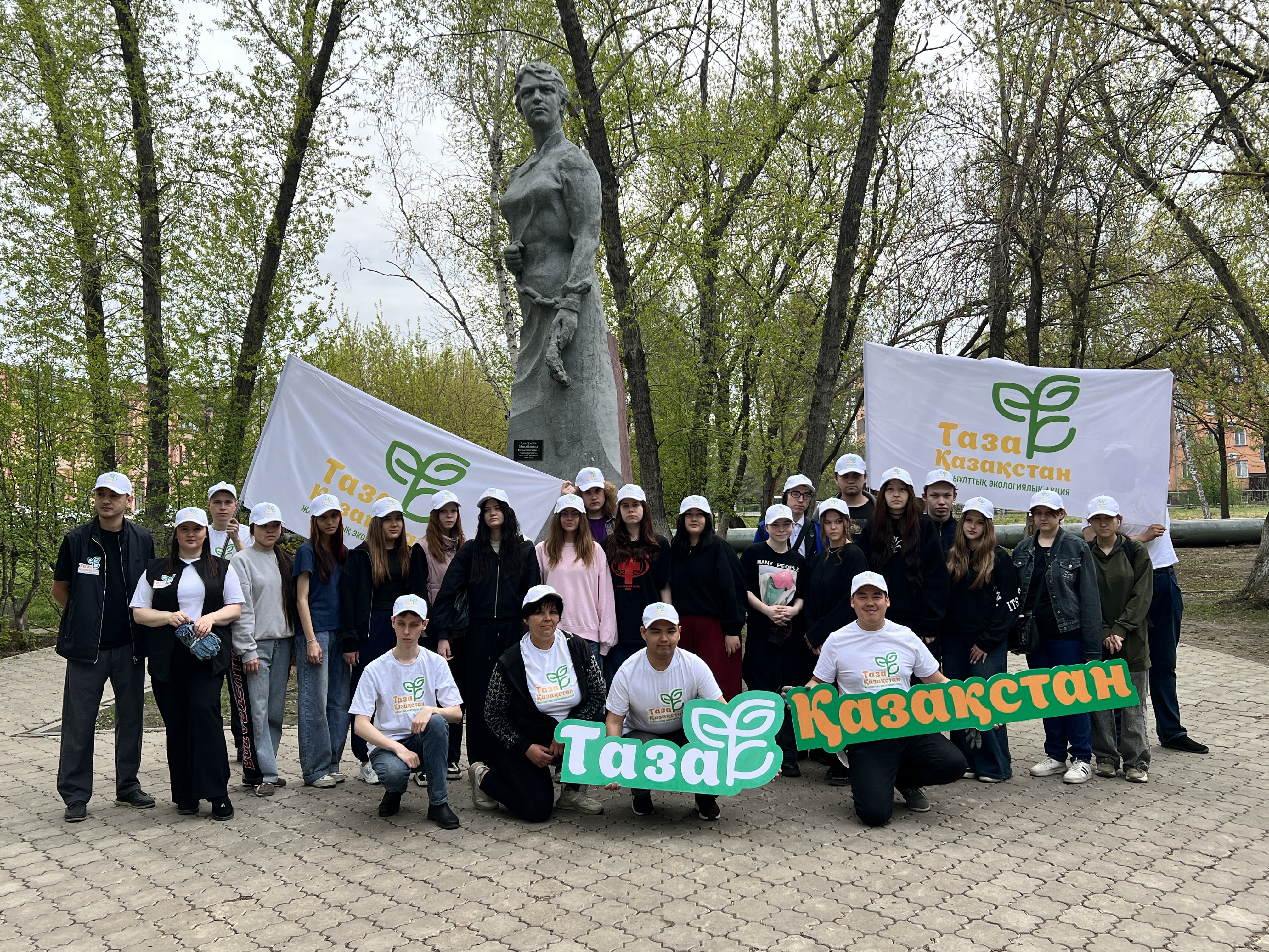 Петропавл жастары Анастасия Прокофичева ескерткішінің аумағын тазартты