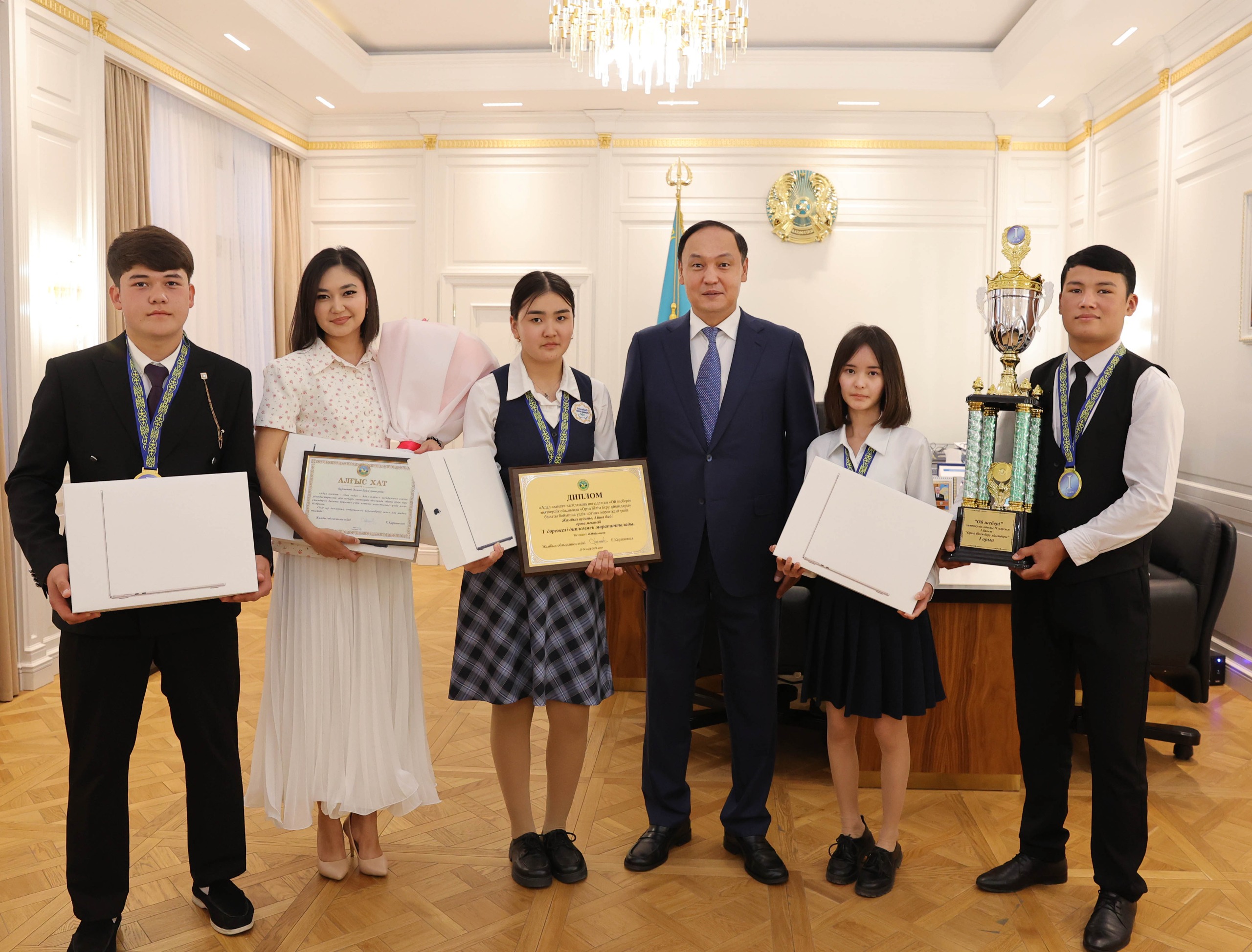 Ербол Қарашөкеев «Ой шебері» зияткерлік ойынының жүлдегерлерімен кездесті