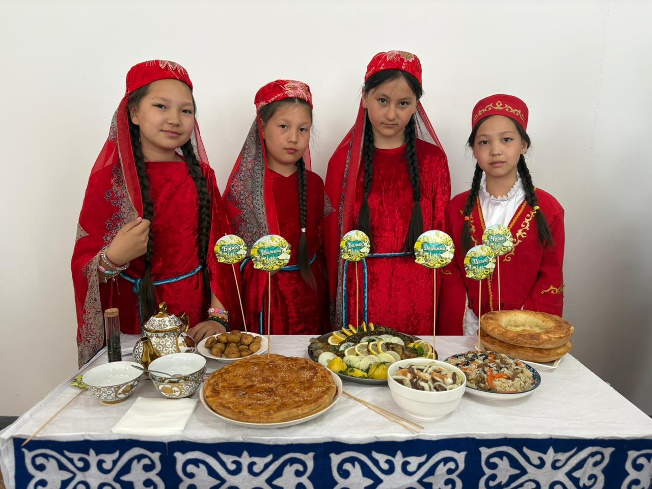 1 мамыр – Бірлік күніне орай ұлттық киім шеруі өтті