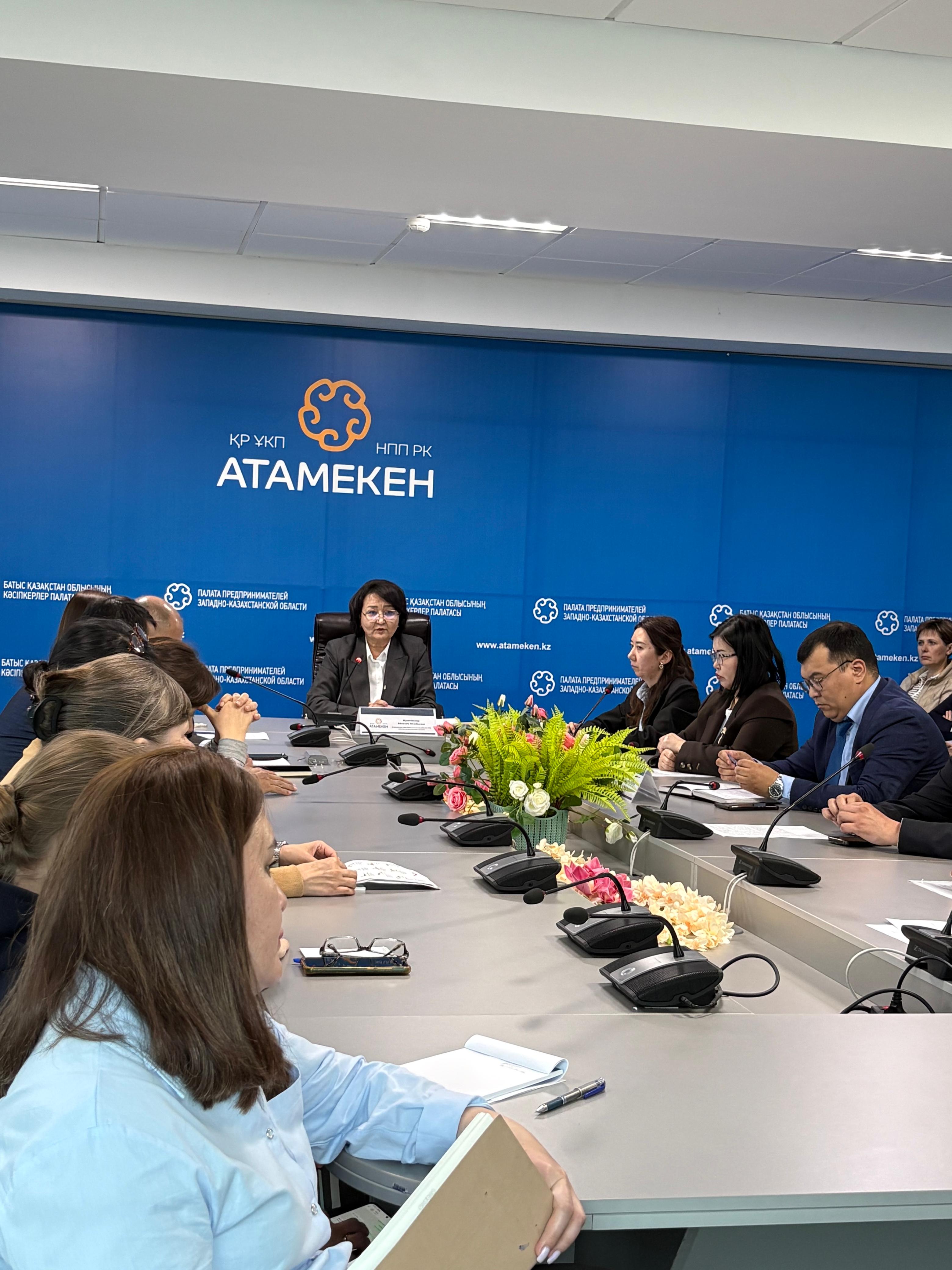 2026 жылғы 27 сәуірде Қазақстан Республикасы Денсаулық сақтау министрлігінің Медициналық және фармацевтикалық бақылау комитетінің Батыс Қазақстан облысы бойынша департаментінің басшысы А. Жүнісбекованың төрағалығымен «Атамекен» БҚО Ұлттық кәсіпкерлер палатасының алаңында азаматтардың медициналық көмектің (қызметтердің) сапасы мен дәрілік қамтамасыз етуге қатысты өтініштерінің (шағымдарының) артуы мәселесі бойынша кеңес өткізілді.Іс-шараға денсаулық сақтау басқармасы басшысының орынбасары Губайдуллина А.Ж., Әлеуметтік медициналық сақтандыру қоры филиалы басшысының орынбасары Беркалиев А.Б., сондай-ақ медициналық және фармацевтикалық ұйымдардың басшылары қатысты