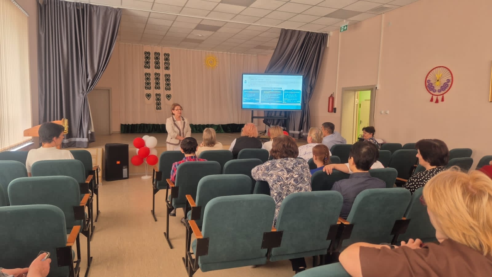 Еңбек ұжымымен ақпараттық-түсіндіру жұмыстарын жүргізу