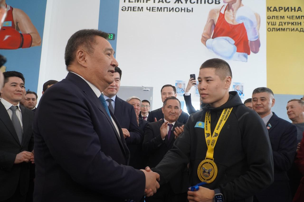 Пәтер кілттері боксшы Оразбек Асылқұловқа табысталды