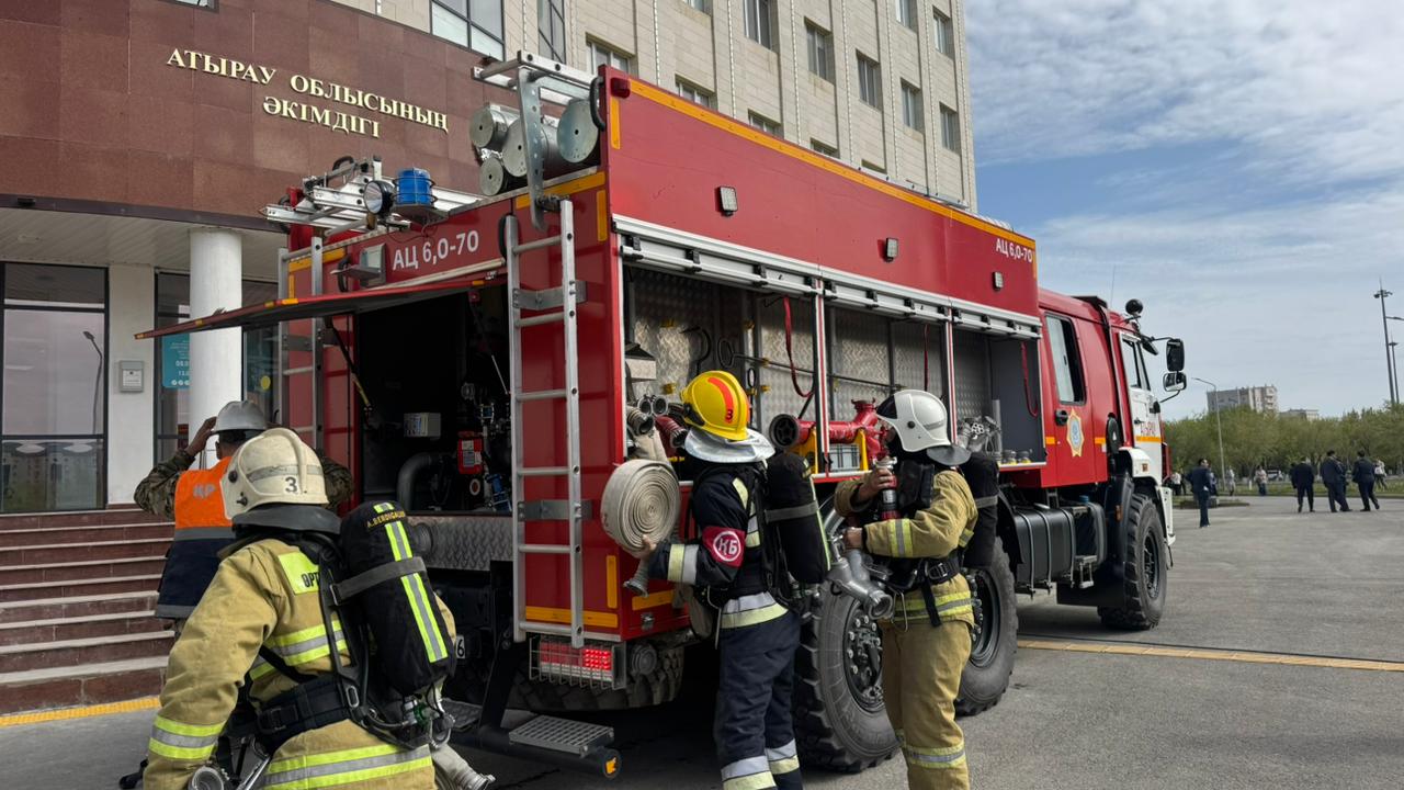 Атырау облысы Төтенше жағдайлар департаменті өрт қауіпсіздігін қамтамасыз ету және жеке құрамның кәсіби даярлығын арттыру мақсатында Атырау облысы әкімдігі ғимаратында арнайы өрт-тактикалық оқу-жаттығуын өткізді