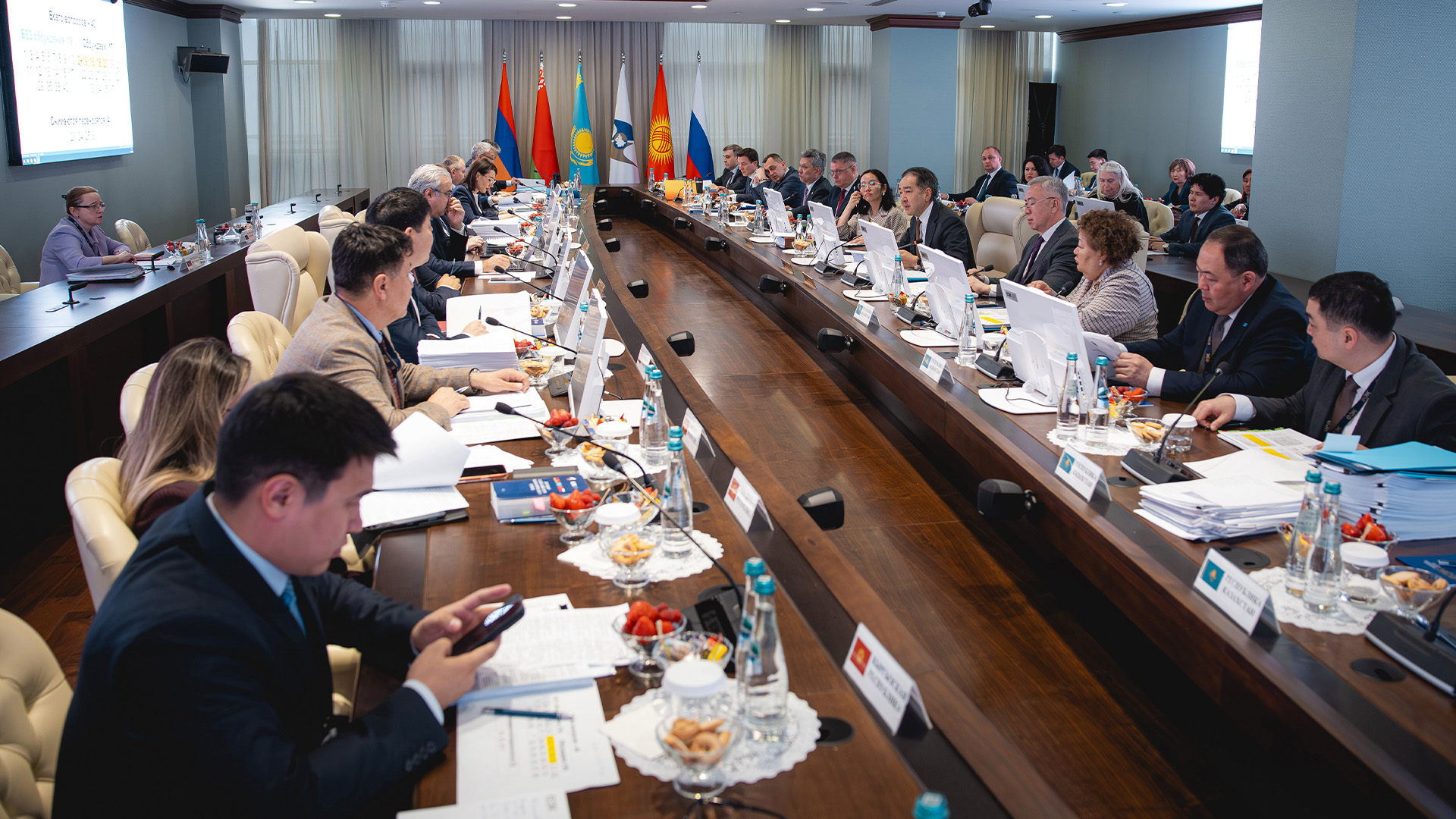 Жүк әуе кемелерін бажсыз әкелу, азаматтық қорғаныс өніміне қойылатын талаптар және мемлекеттік сатып алуға қол жеткізуді арттыру: ЕЭК Кеңесі отырысының қорытындысы