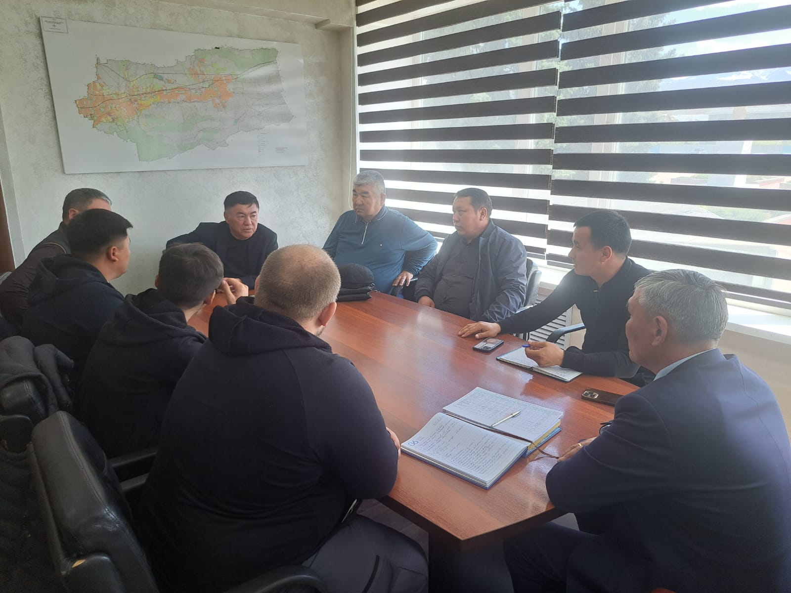 2026 жылдың 28 сәуір күні Еңбекшіқазақ ауданының құрылыс бөлімінің 2025 жылы көрсетілген мемлекеттік қызметтер есебінің жария талқылауы өтті.