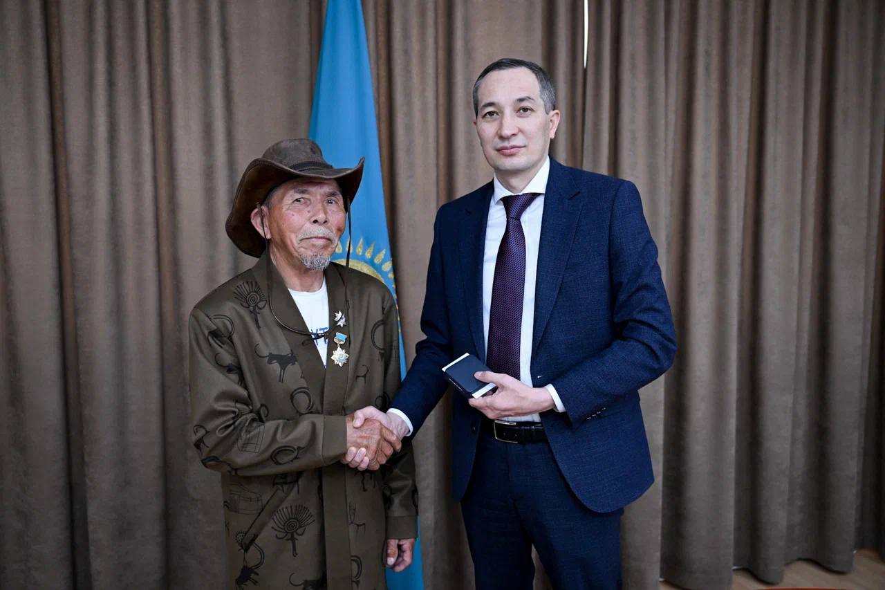 Серік Жарасбаев Сәрсенбай Қотырашовқа «Құрметті спорт қызметкері» атағын табыстады