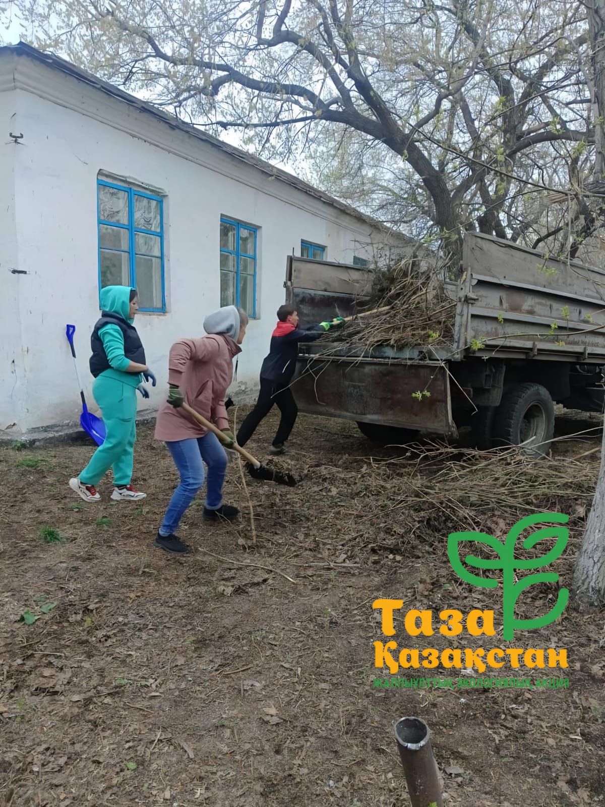 «Таза Қазақстан» бағдарламасы аясында Қостряков ауылында әкімдік қызметкерлері аумақты тазалау жұмыстарын ұйымдастырды.