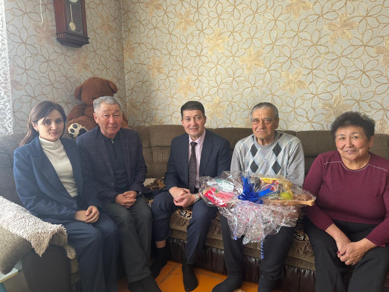 Аудан әкімі құрметті туған күн иесі Ловченко Николай Сергеевичке барды