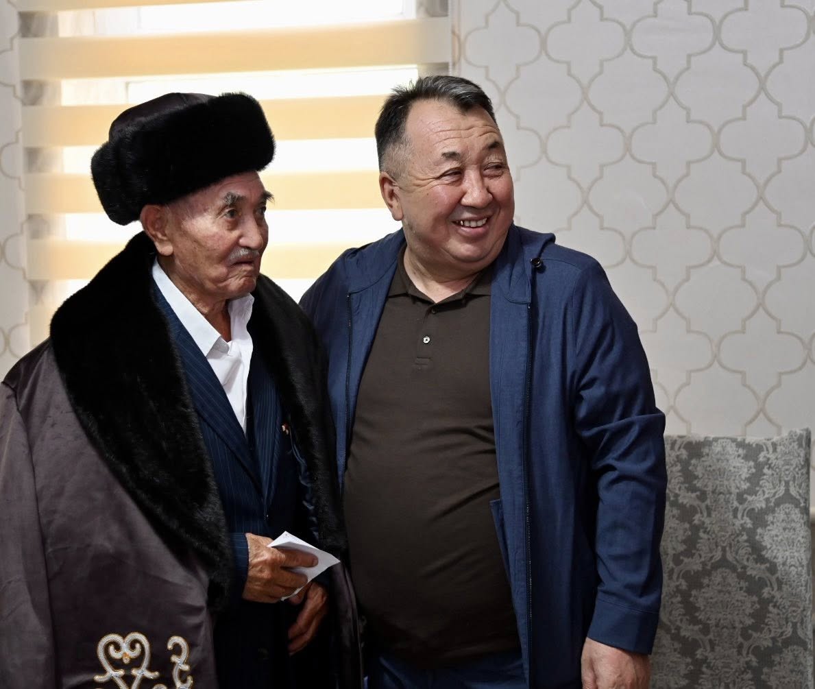 90 ЖАСҚА ТОЛҒАН ТЫЛ ЕҢБЕК АРДАГЕРІНЕ ҚҰРМЕТ КӨРСЕТІЛДІ