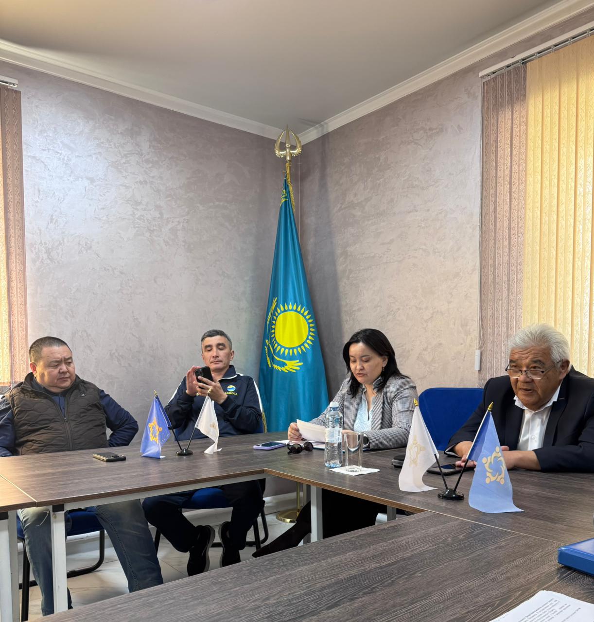 Бүгін «Бірлік» заңды тұлғалар одағы» ЗТБ базасында департамент басшысы Н.Р. Шерьязданов, басшының орынбасары Г.Б. Искакова, сондай-ақ бөлім басшыларының қатысуымен және облыс әкімінің мүгедектігі бар адамдар мәселелері жөніндегі кеңесшісі В.Л. Шиманский , мүгедектігі бар адамдар мәселелері жөніндегі өңірлер әкімдерінің кеңесшілерімен онлайн форматта кездесу өткізілді.