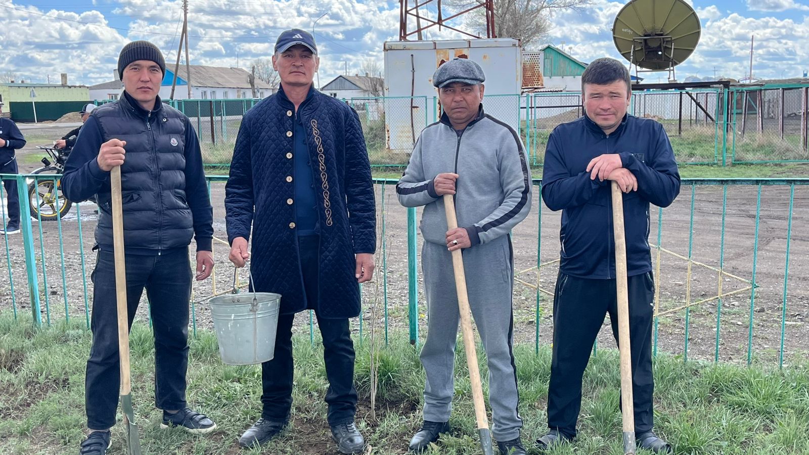 Кеншоқы ауылдық округі «Таза Қазақстан» жалпы ұлттық акциясы аясында ауыл әкімдігі, мәдениет және мекеме қызметкерлері «Жасыл желек» сенбілігінде тал көшеттерін отырғызып, ауылымыздың көркеюіне, айналамызға, қоршаған ортаны аялауға, қорғауға үлестерін қосуда.