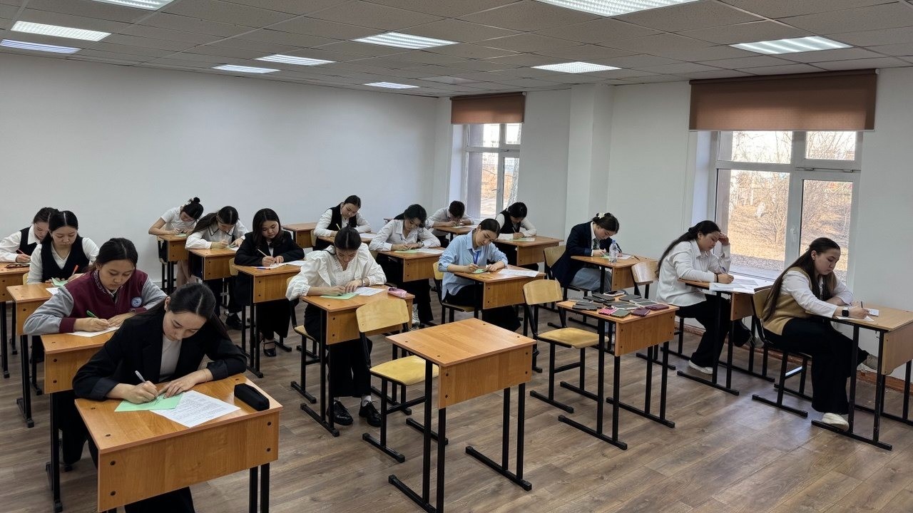 Жас таланттар әдебиет пен тіл бойынша жоғары деңгейдегі білімдерін көрсетті