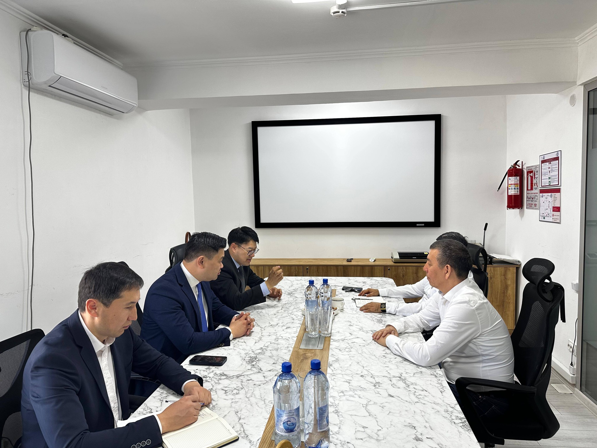 ТӨЛЕБИ АУДАНЫНЫҢ ӘКІМІ «ФУДМАСТЕР» КОМПАНИЯСЫНЫҢ БАСШЫЛАРЫМЕН КЕЗДЕСТІ