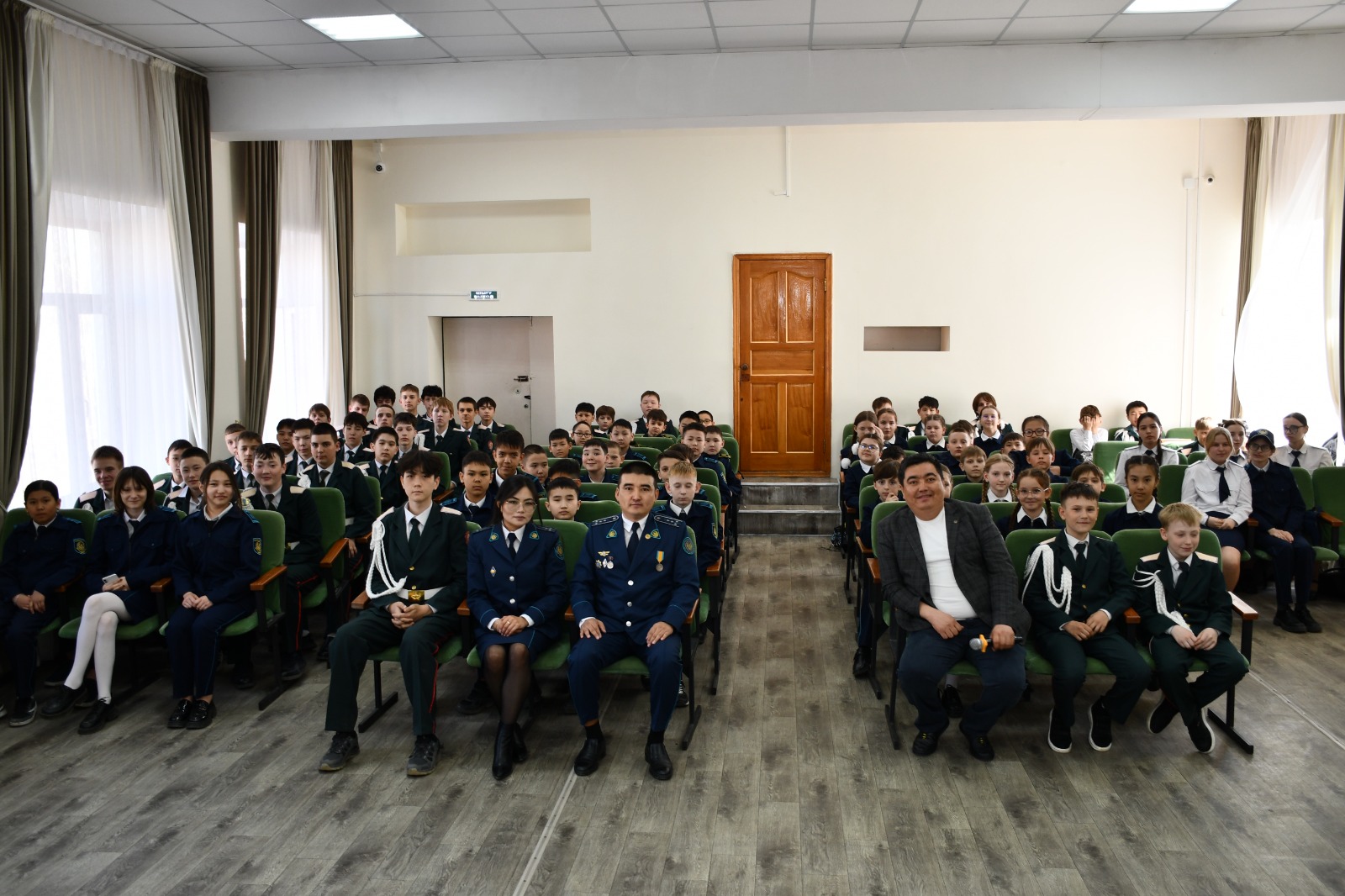 Көкшетауда "Жас сақшы" полиция сыныбының оқушылары Халық Қаһарманы полиция капитаны Ғазиз Байтасовты еске алды