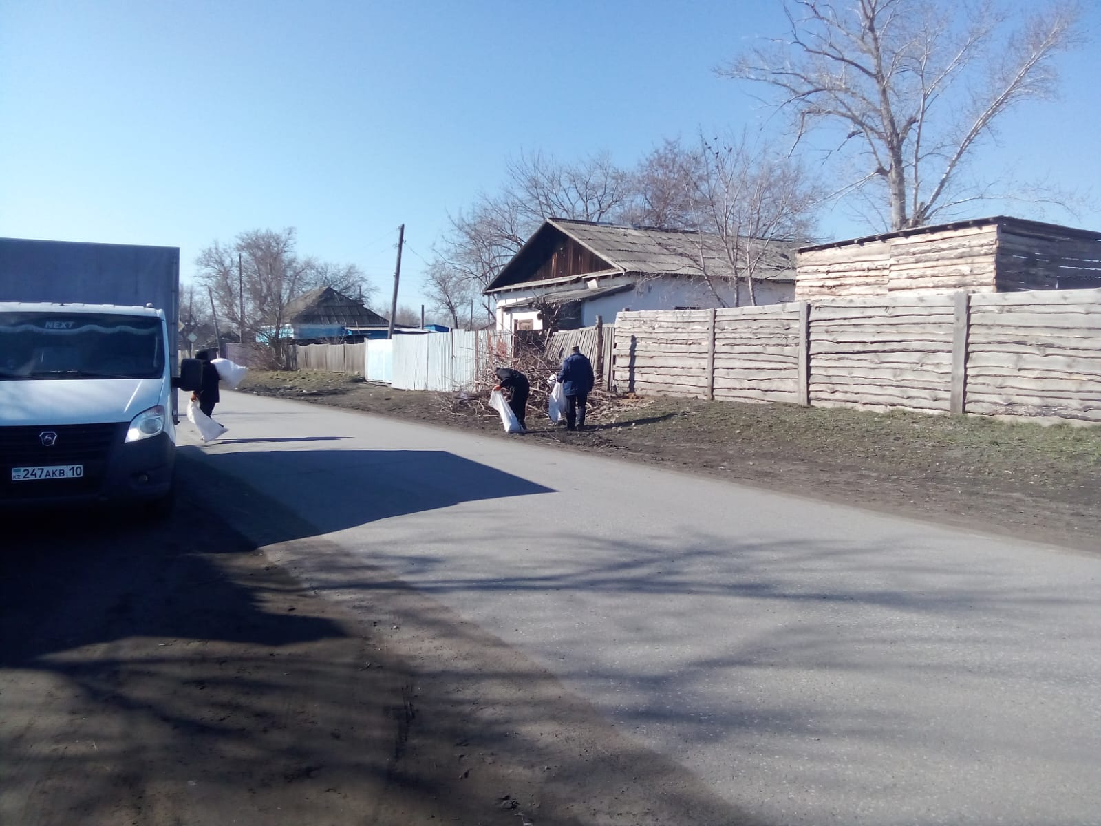 Железнодорожная көшесінде қоқыс жинау