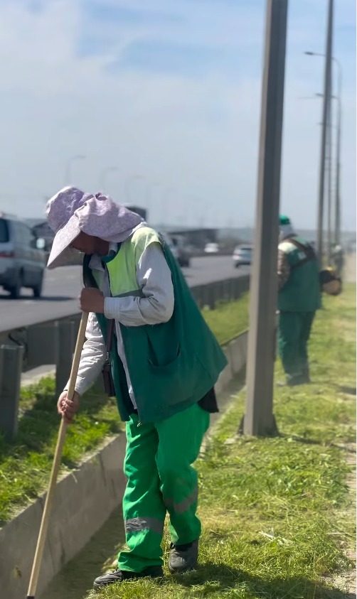 ТАЗА ҚАЛА – ЖАЙЛЫ ОРТА: КӨШЕЛЕРДЕ КЕШЕНДІ ТАЗАЛЫҚ ЖҰМЫСЫ ЖҮРУДЕ