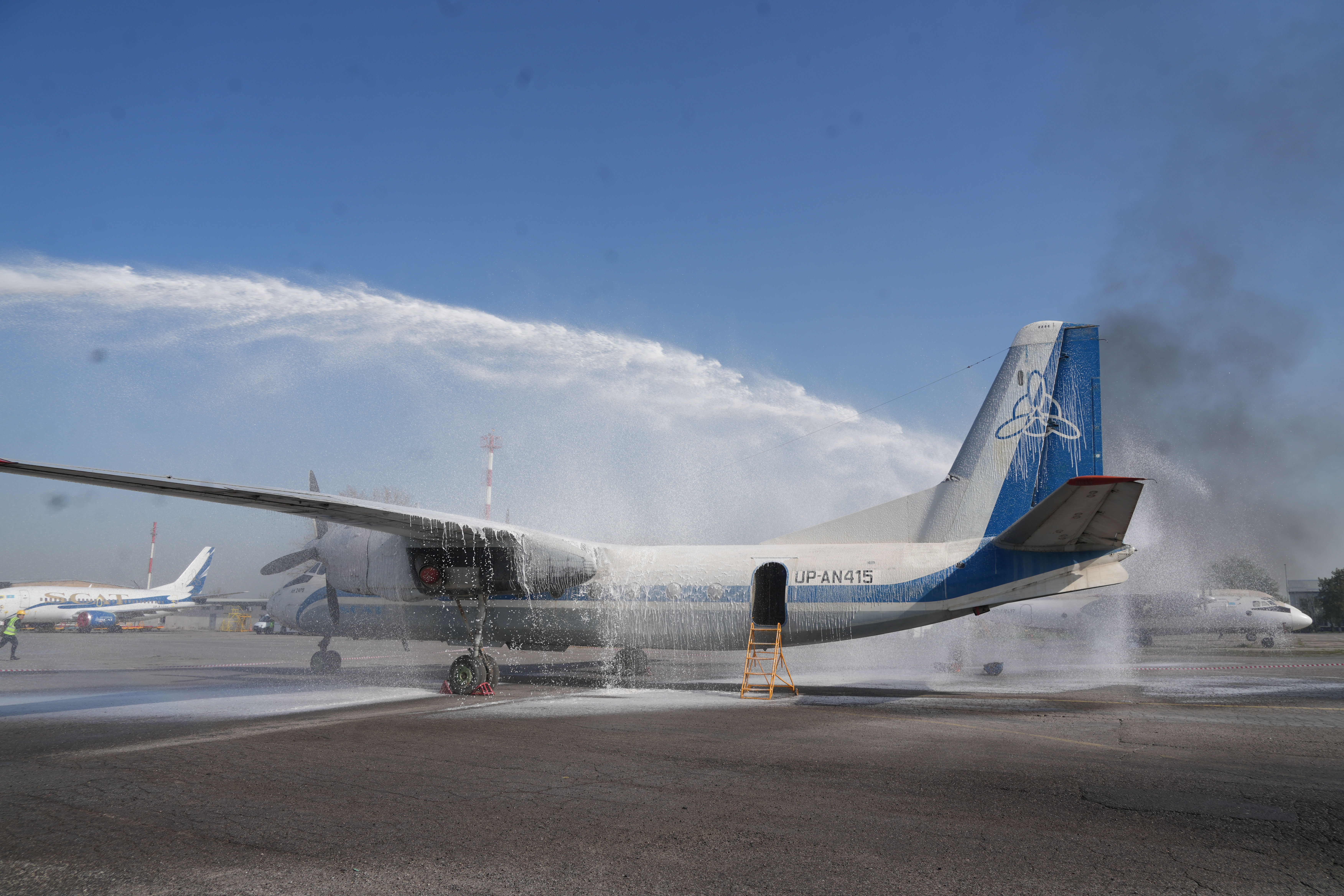 Аварийная посадка и пожар: в аэропорту Шымкента прошло пожарно-тактическое учение