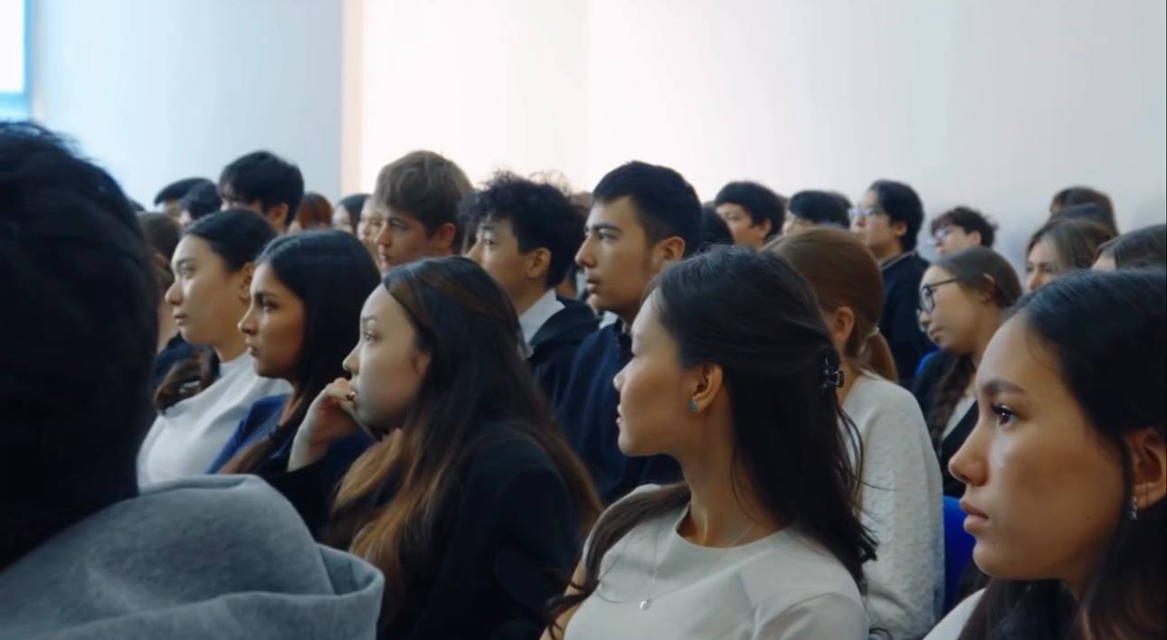 Абай облысында полиция қызметкерлері "Өз өміріңе нүкте қойма" тақырыбында мектеп оқушыларымен қауіпсіздік сабағын өткізді.