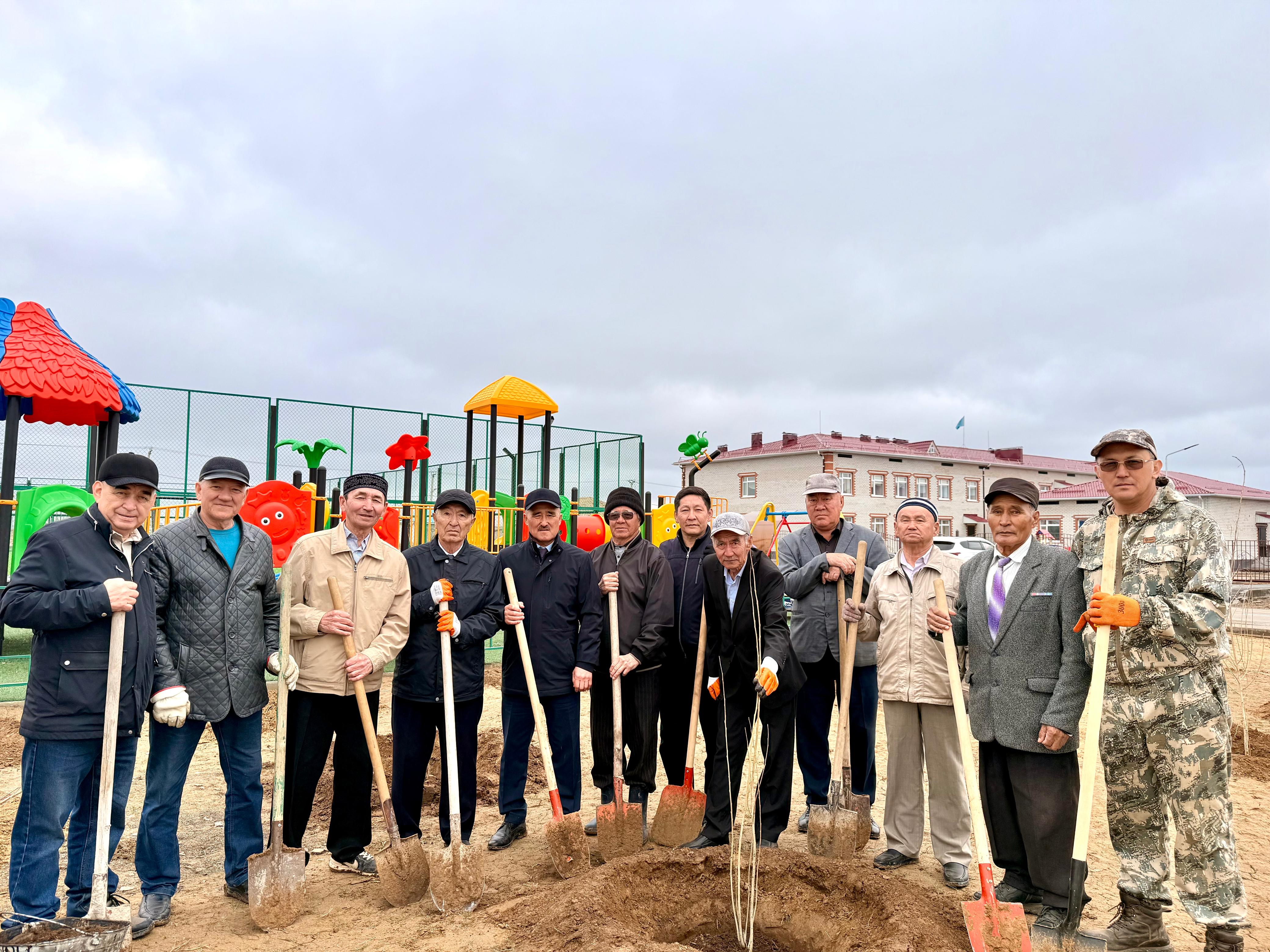 🌿 Ағымдағы жылдың 2 сәуірі күні аудан әкімдігінің ұйымдастыруымен жаңа мектеп ауласына жеміс ағаштары отырғызылды.