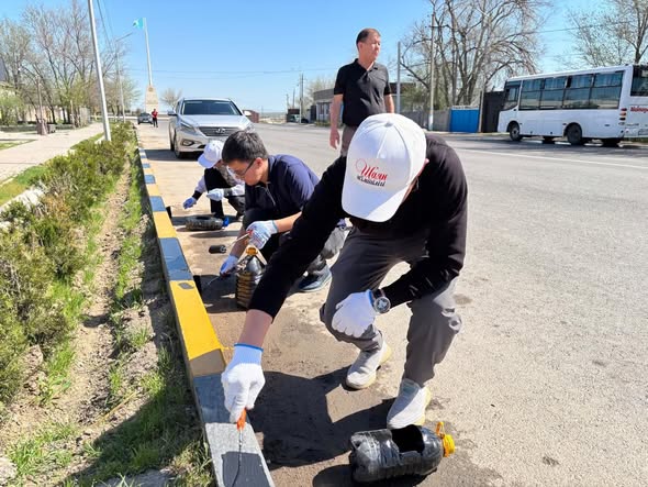 БӘЙДІБЕК: АУДАН ОРТАЛЫҒЫ ШАЯН ЕЛДІ МЕКЕНІНІҢ КӨШЕЛЕРІН КӨРКЕЙТУ СЫРЛАУ ЖҰМЫСТАРЫ ЖҮРГІЗІЛДІ