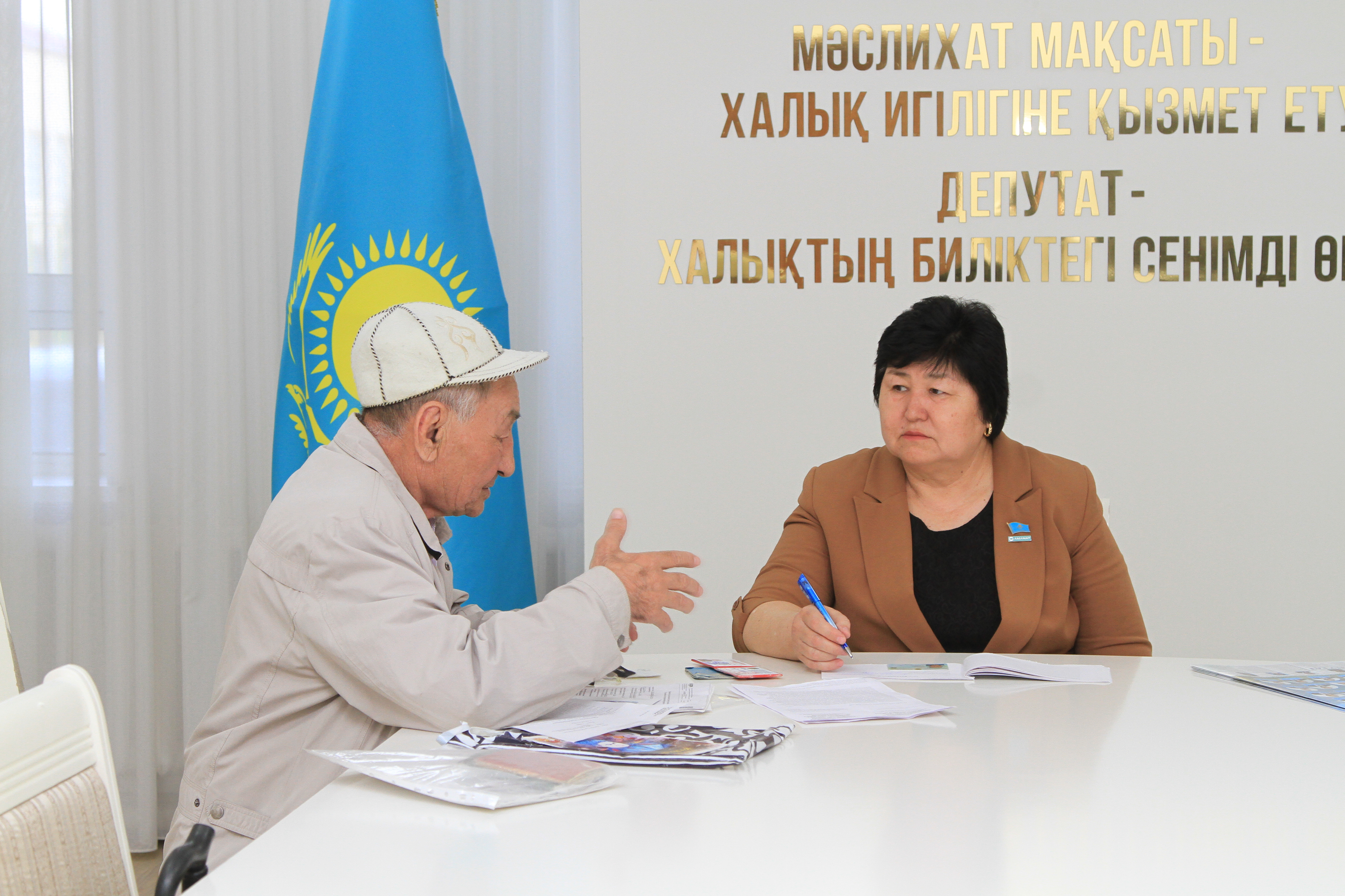 Депутаттар тұрғындарды қабылдады