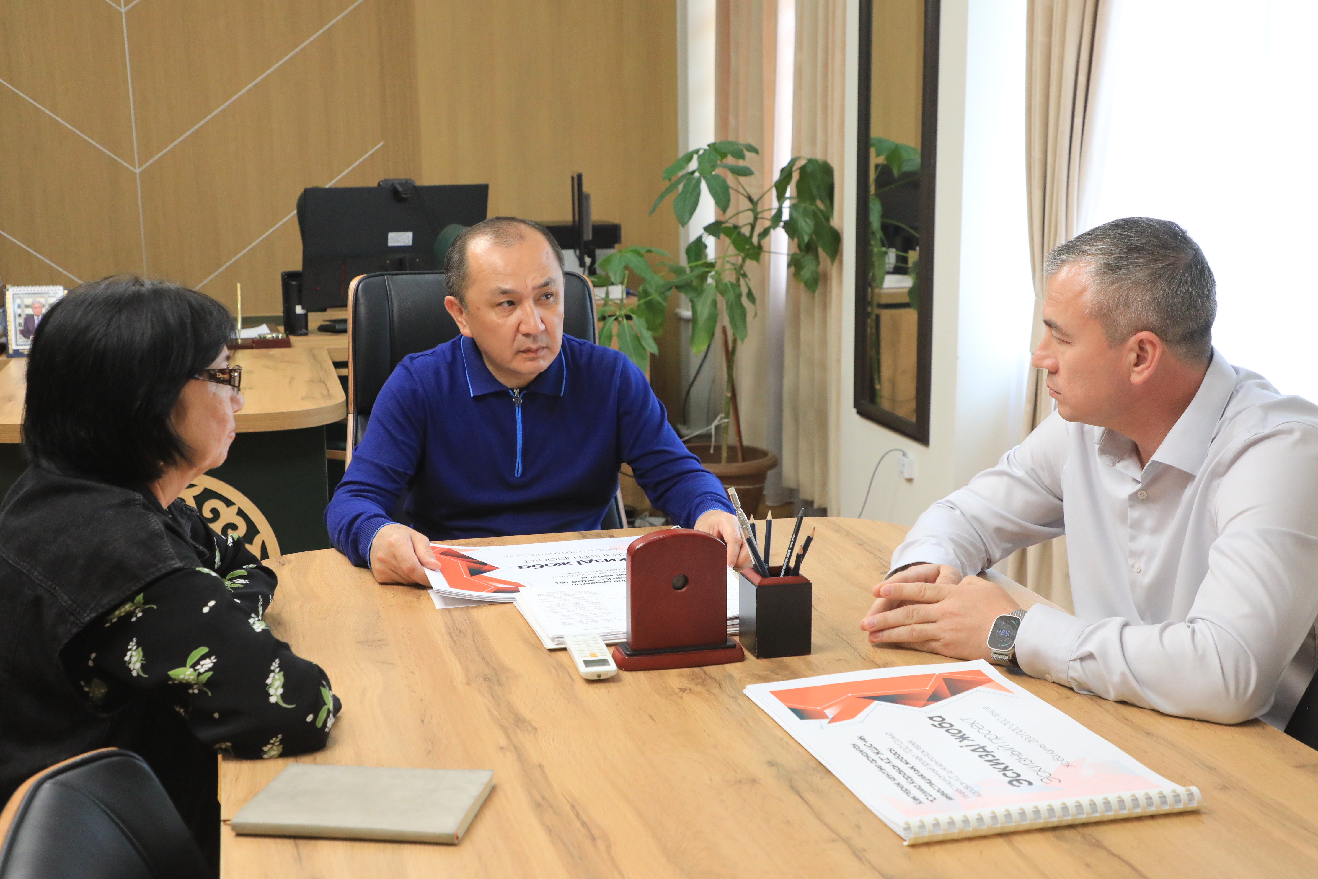 САРЫАГАШ: АКИМ РАЙОНА ПРОВЕЛ ВСТРЕЧУ С ПРЕДПРИНИМАТЕЛЕМ