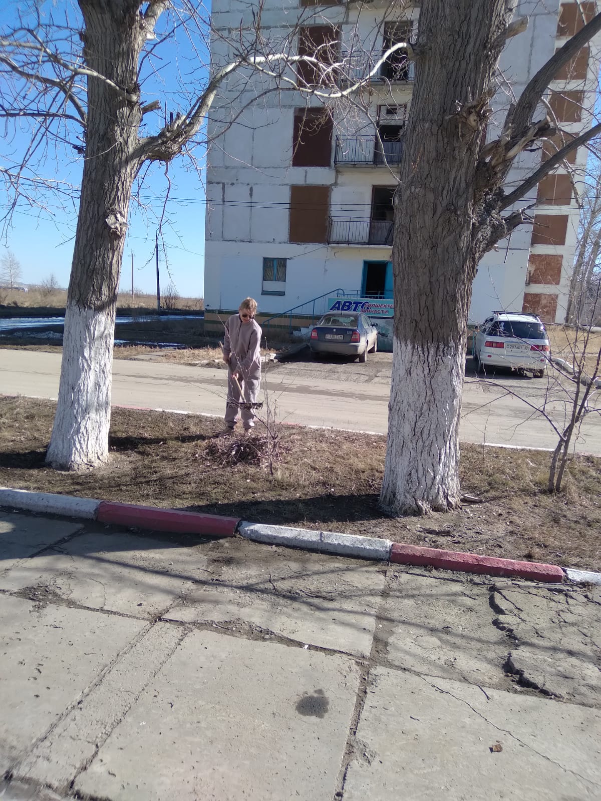 "Таза Қазақстан" экологиялық акциясы аясында "Қашар кенті әкімінің аппараты" ММ қызметкерлері іргелес аумақты тазалауға қатысып, кентті абаттандыруға өз үлестерін қосты.