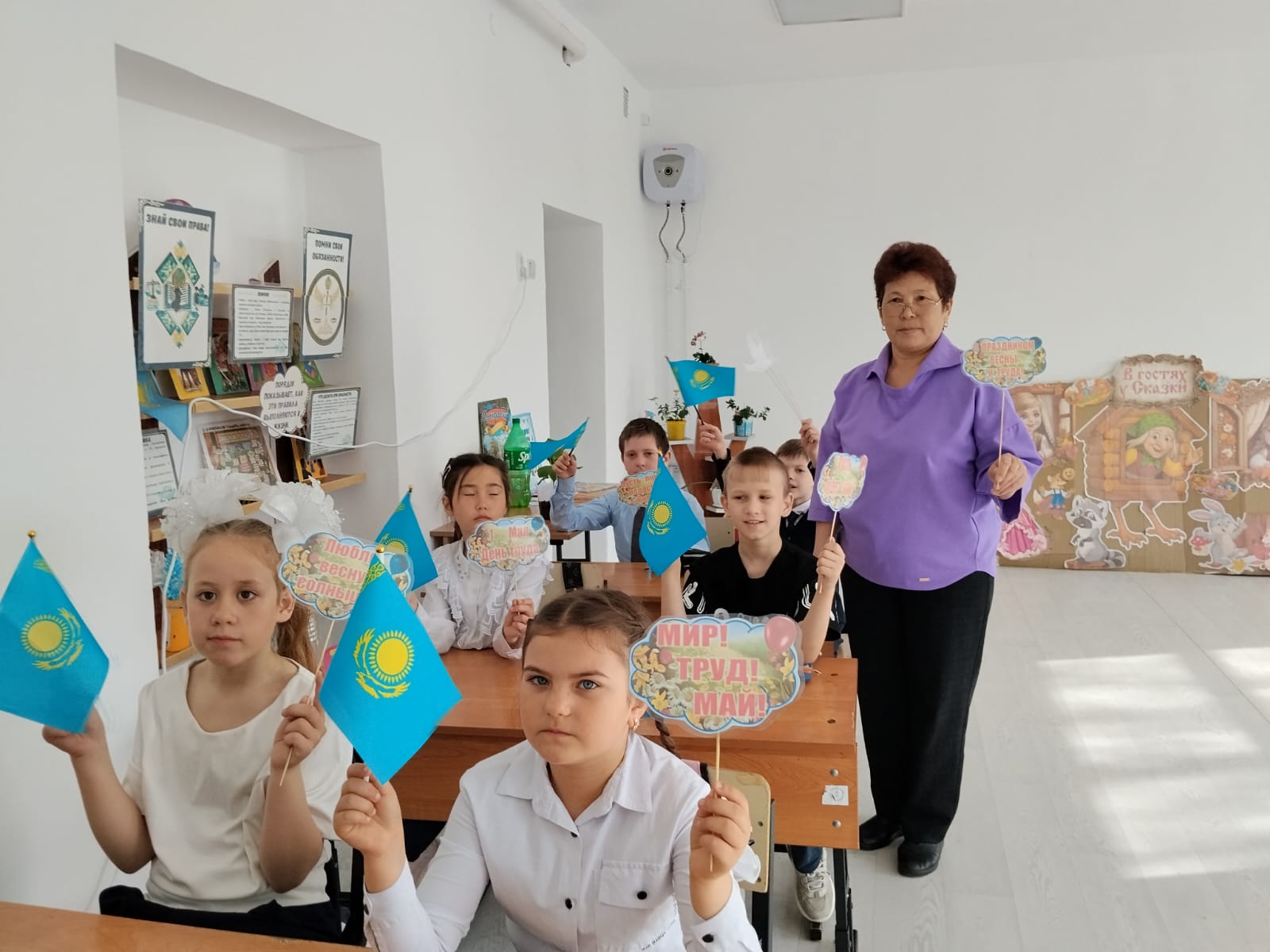 30 сәуір күні мектепте 3–4 сынып оқушыларына Қазақстан халқының бірлігі мерекесіне орай «Бір шаңырақ астында» атты қарым-қатынас сағаты өткізілді. Іс-шараның мақсаты — балалар арасында достықты, бейбітшілікті және өзара түсіністікті тәрбиелеу.