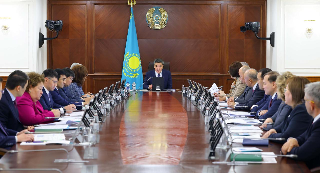 Олжас Бектенов фармацевтикалық және медициналық өнеркәсіпті дамыту мәселелері бойынша Отандық кәсіпкерлер кеңесі отырысын өткізді