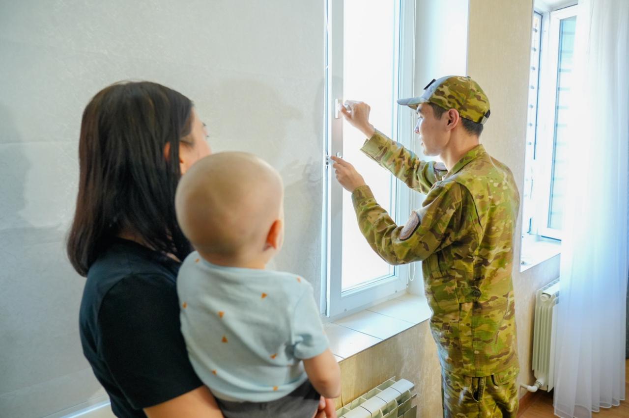 Более 1000 блокираторов и мобильные группы: в Астане усилили защиту детей от падений из окон