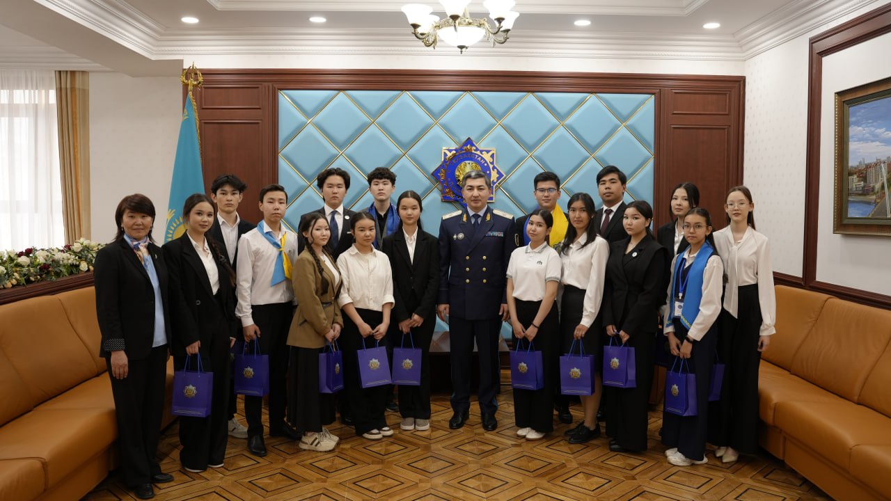 Бас прокуратура басшылығы Өтеген Сейітов атындағы Болашақ прокурорлар клубының көшбасшыларымен кездесті