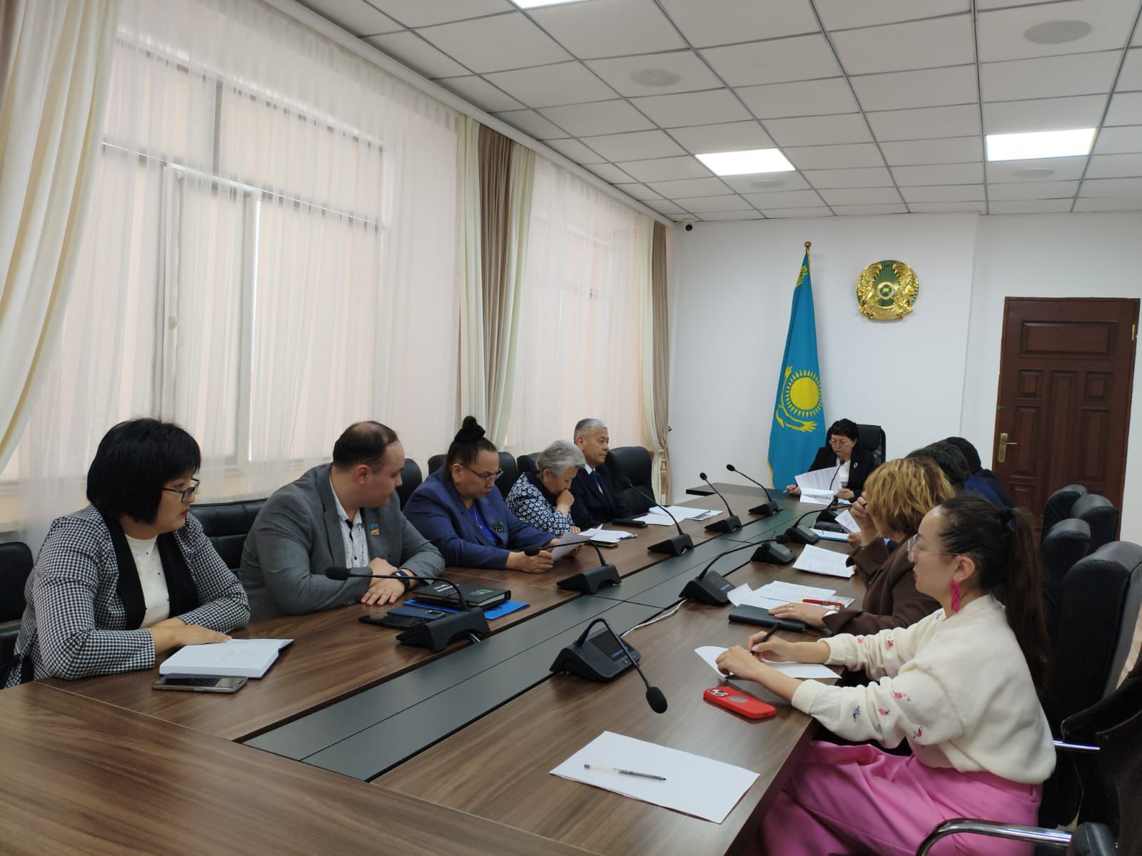 Ұлытау облысы әкімдігінің жанындағы кәмелетке толмағандардың істері және олардың құқықтарын қорғау жөніндегі комиссия отырысынына қатысты