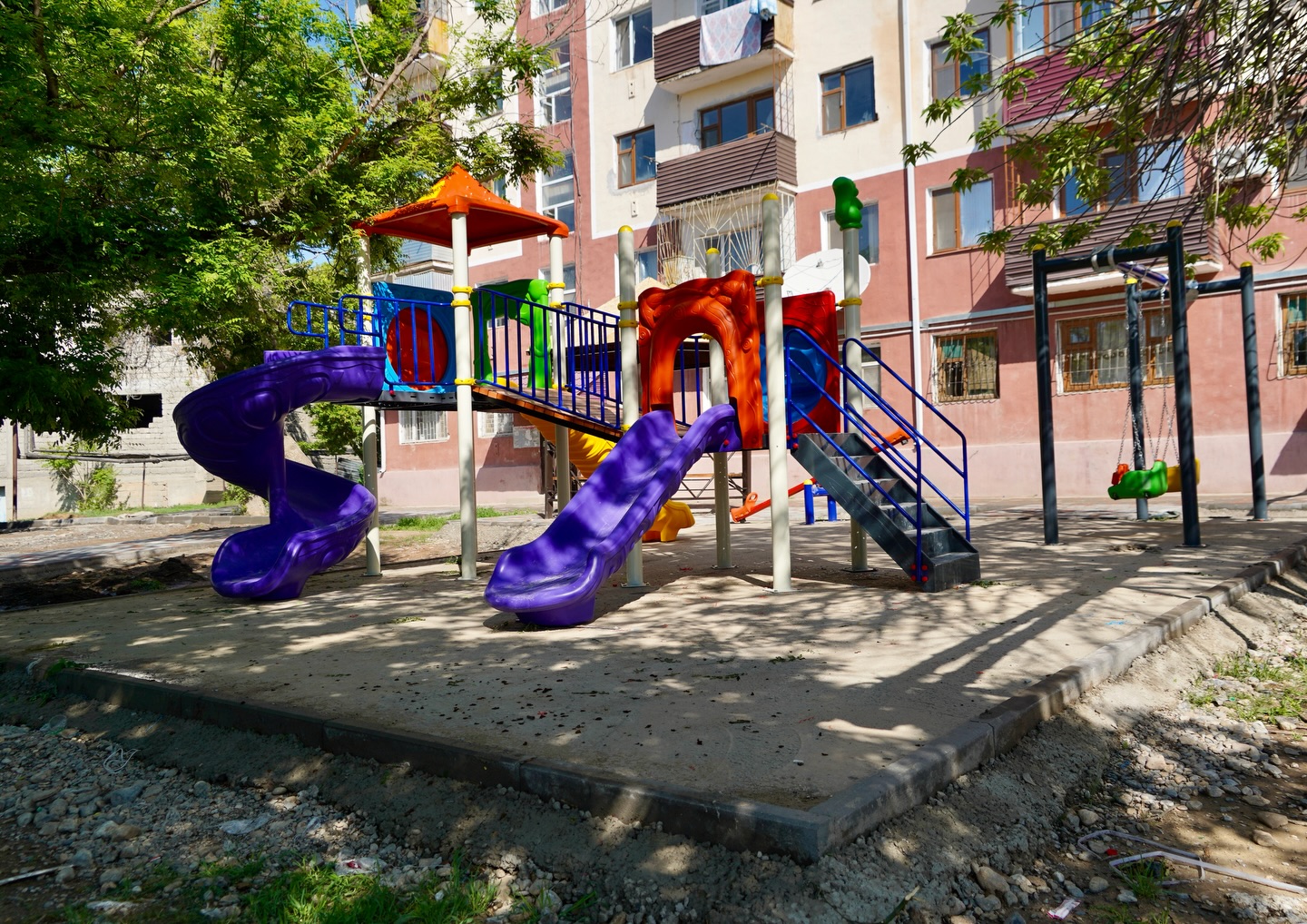 КЕНТАУ ҚАЛАСЫНДА КӨПҚАБАТТЫ ТҰРҒЫН ҮЙ АУЛАЛАРЫН АБАТТАНДЫРУ ЖҰМЫСТАРЫ ЖҮРГІЗІЛУДЕ