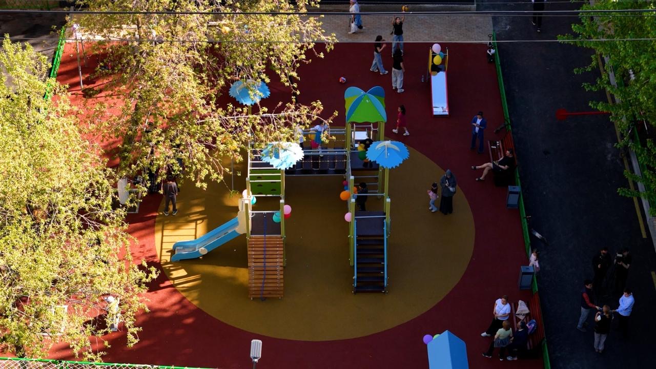 Ко Дню единства в районе Байконыр открыли три обновленных двора