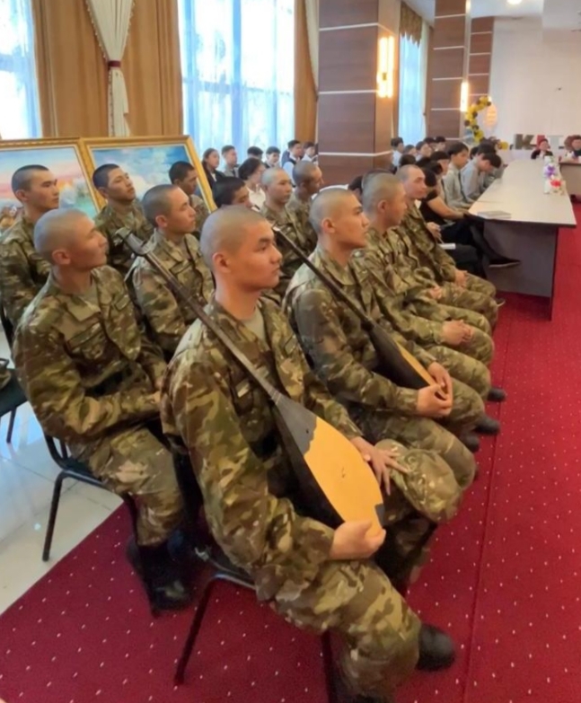 Алакөл ауданында «Көктем-2026» сарбаздары зиялы қауым өкілдерімен кездесті