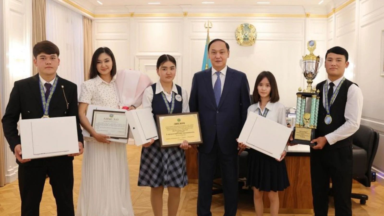 Ербол Қарашөкеев «Ой шебері» зияткерлік ойынының жүлдегерлерімен кездесті