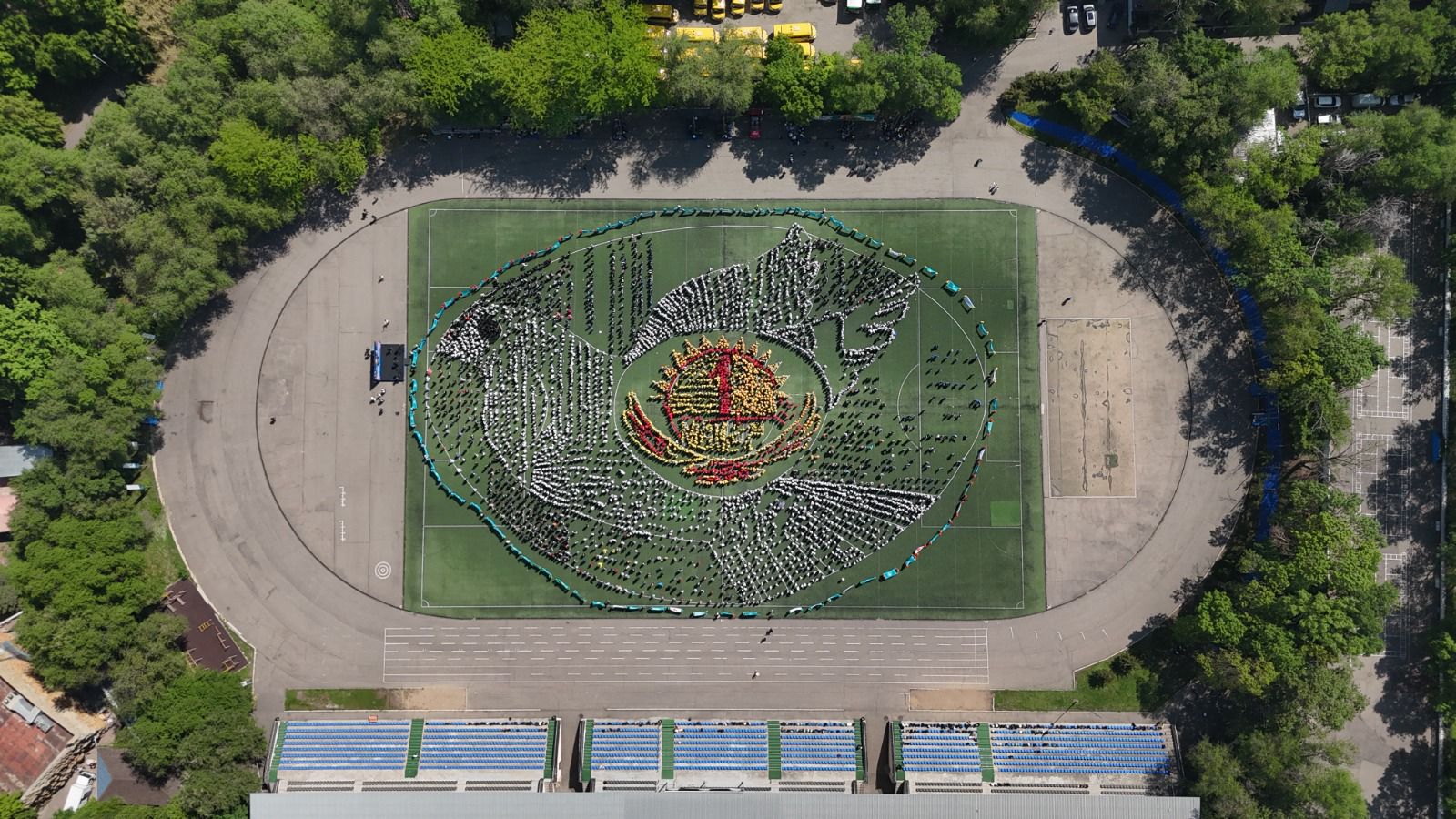 Алматыда Медеу ауданының 6500 оқушысы Бірлік күніне орай бейбітшілік құсы – көгершінді бейнеледі