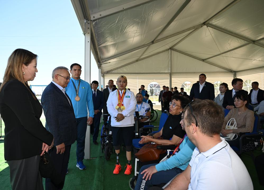 وبلىس اكىمى مەن قور باسشىسى پاراسپورتشىلارىمەن اڭگىمەلەسۋدە