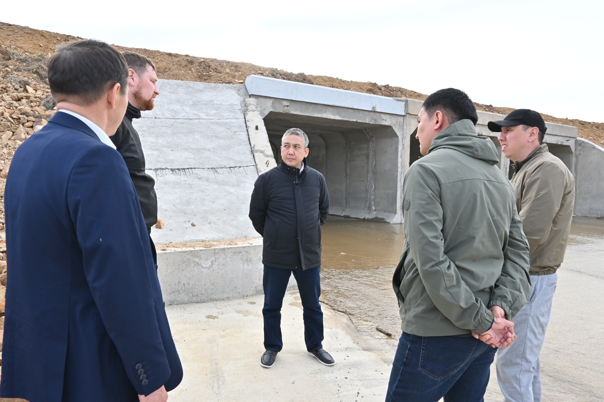 Серік Құдабай Тучное және Дорогинка ауылдарындағы су өткізу құрылыстарын тексерді