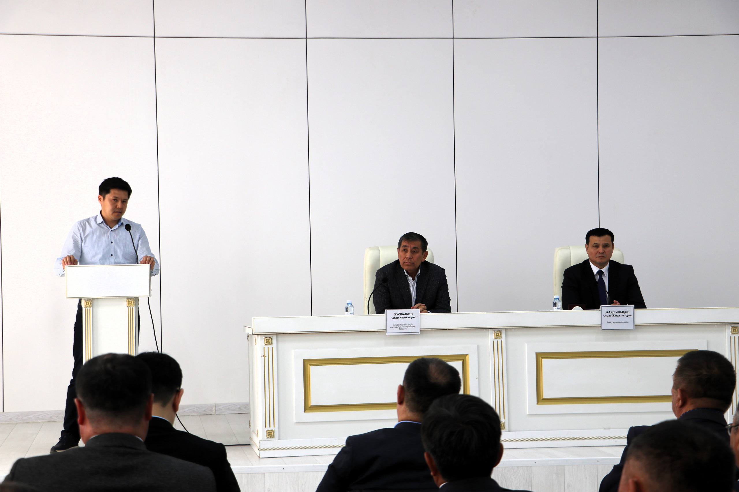 Облыстық ауыл шаруашылығы басқармасының басшысы Асқар Қазиханұлы Жүсібалиевтің жетекшілігімен жұмысшы тобы келді.