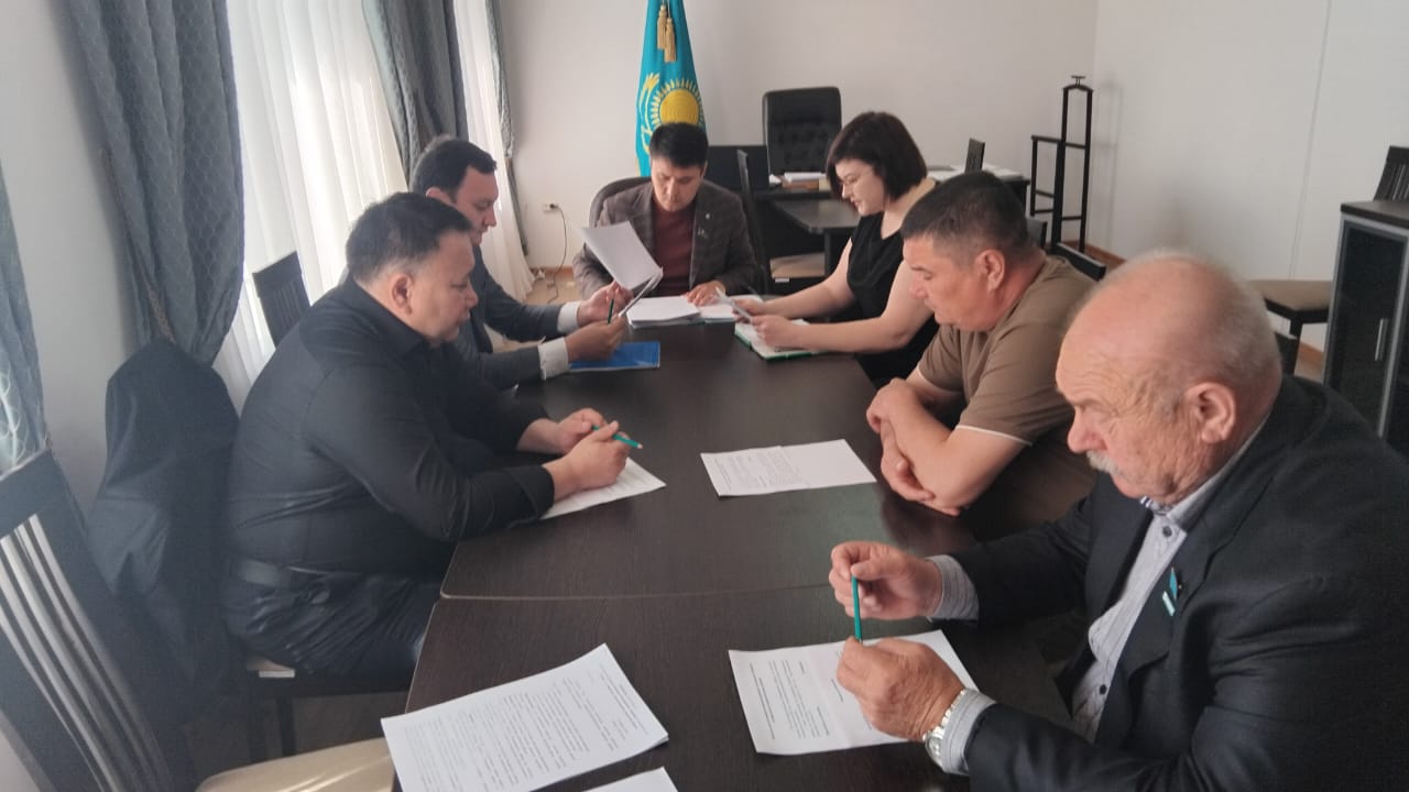 Бүгін 2026 жылғы 30 сәуірде, сағат 10: 00-де аудандық мәслихаттың бюджет және әлеуметтік экономикалық даму жөніндегі тұрақты комиссиясының төрағасы Нұрлан Амангелдіұлы Башаров   отырыс өткізілді