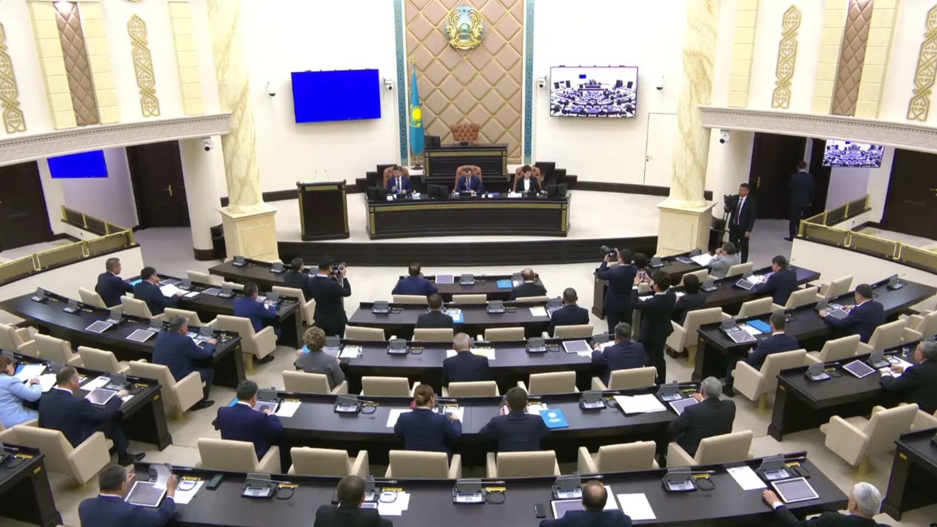 Сенат мемлекеттік қызмет туралы жаңа заң жобасын мақұлдады