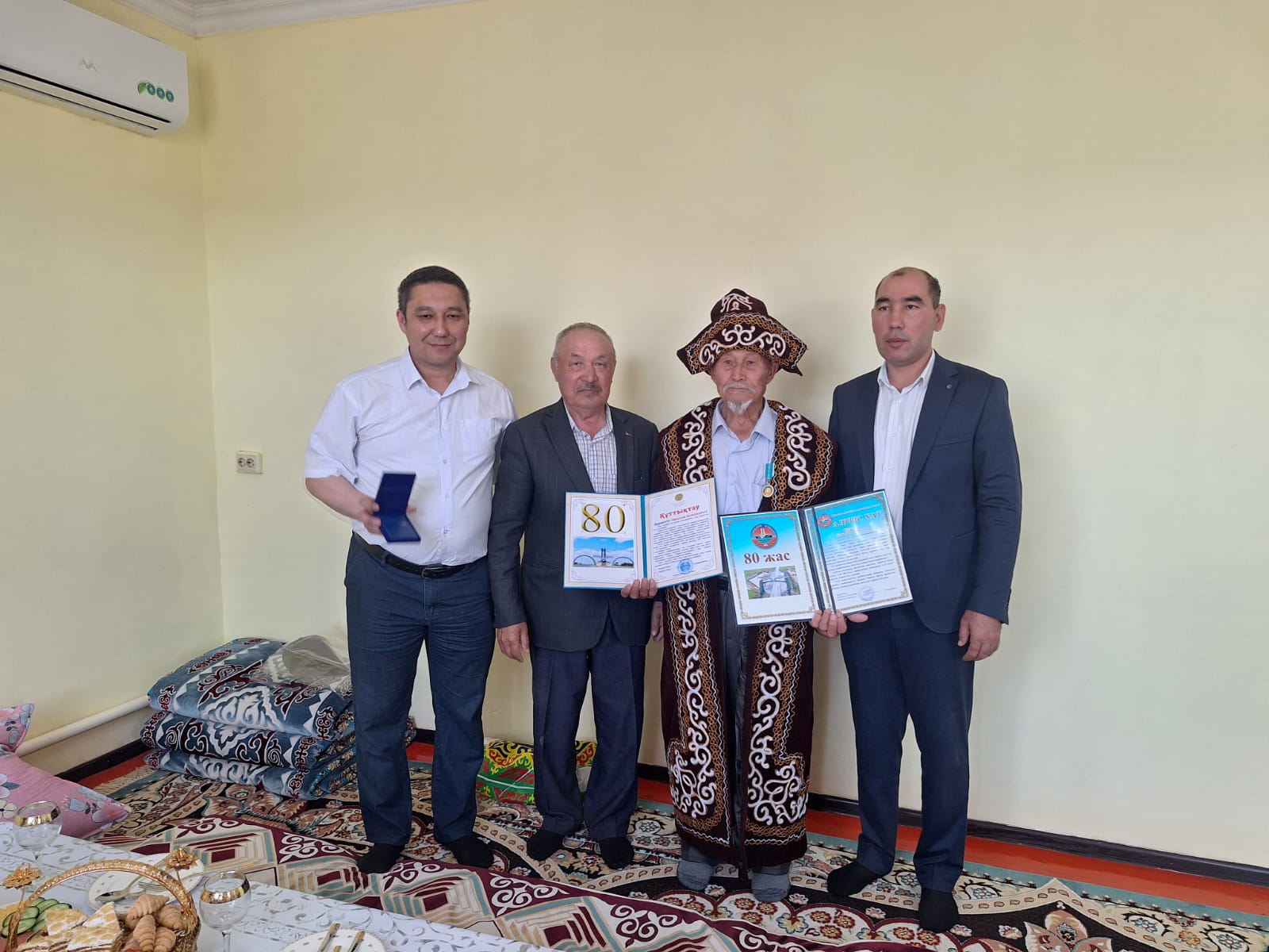 Чернобыль ардагері Өмірзақ Қошақановқа құрмет көрсетілді.