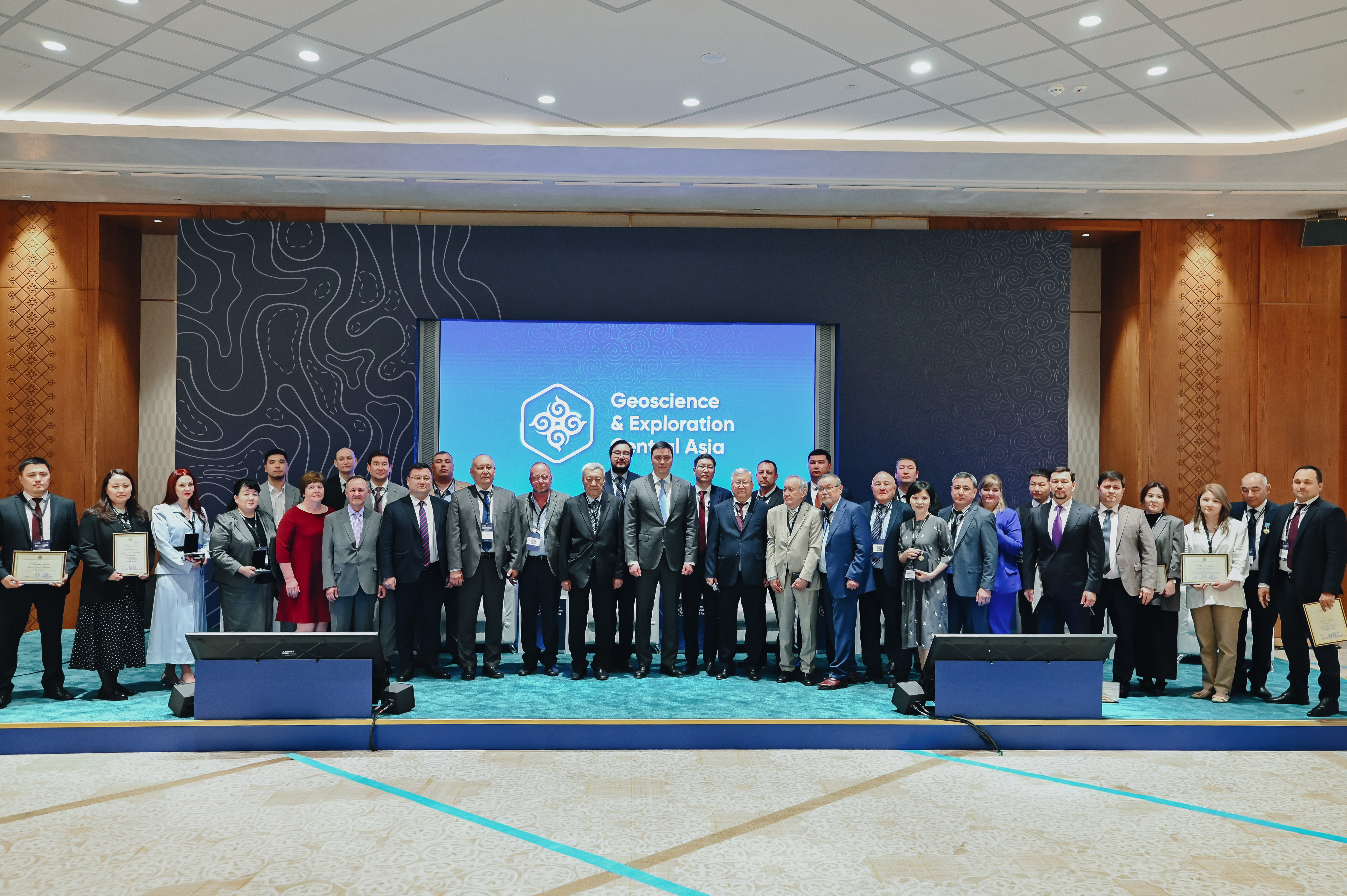 В Астане прошло торжественное награждение ко Дню геологов