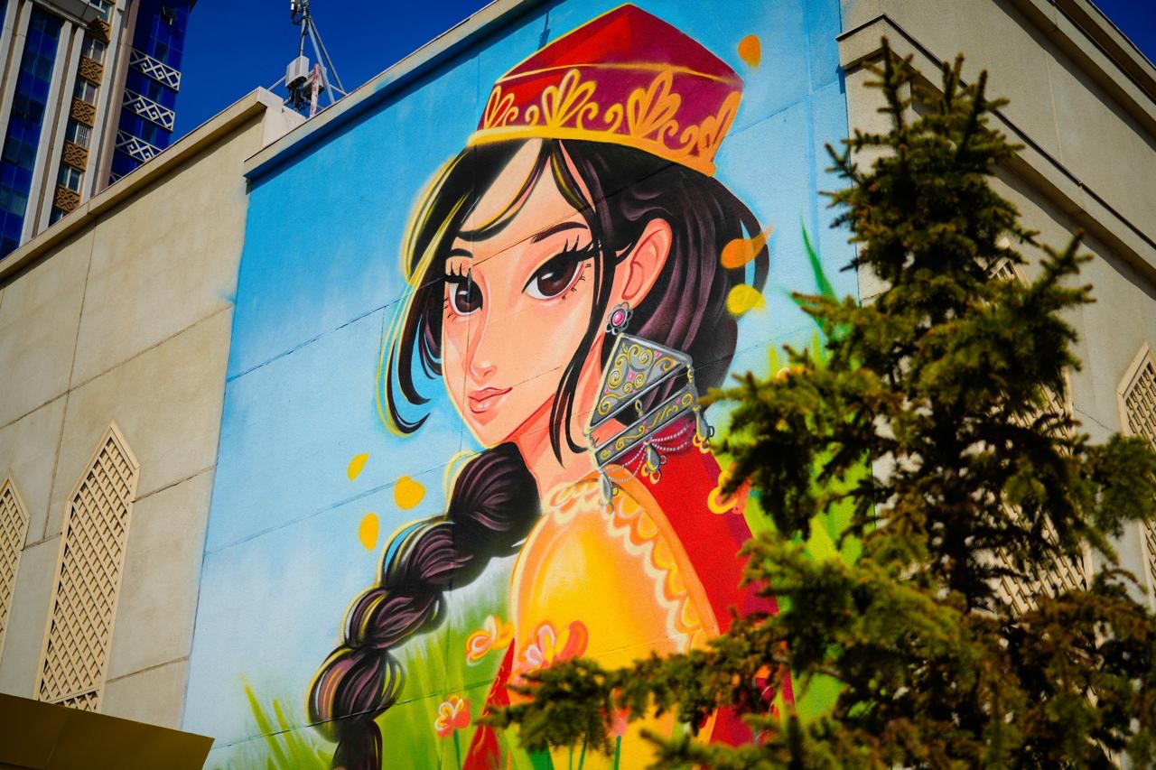 Новый мурал появился на фасаде одного из зданий в Астане