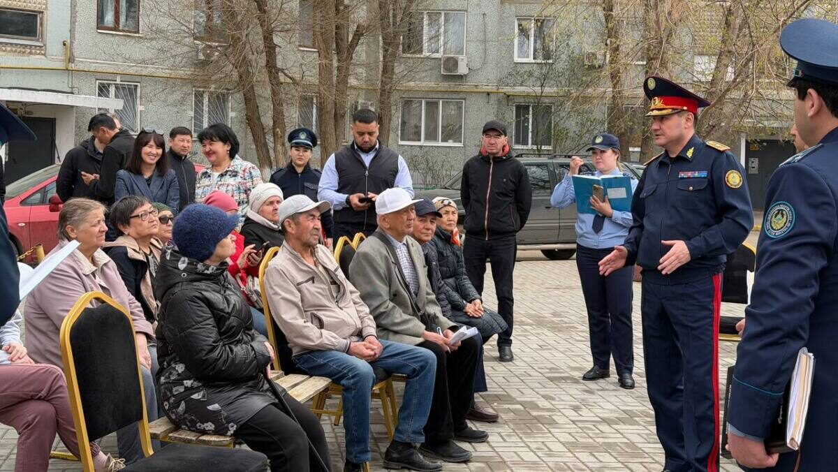 Халықпен байланыс — басты назарда: Ақтөбе облысының полиция бастығы тұрғындармен аулаларда кездесу өткізді