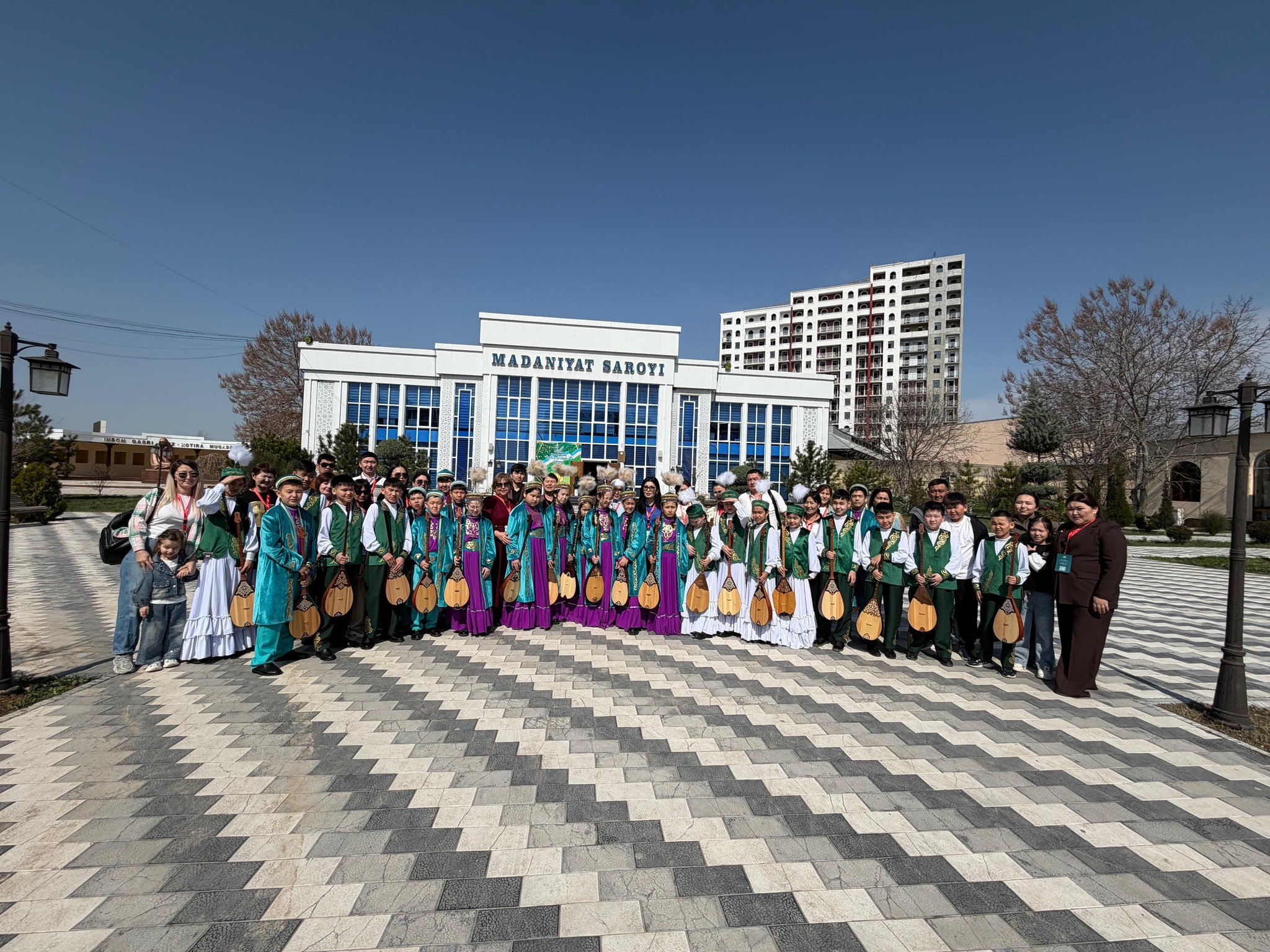 ҰЛЫ ДАЛАНЫҢ КҮМБІРІ – ӘЛЕМ ТӨРІНДЕ