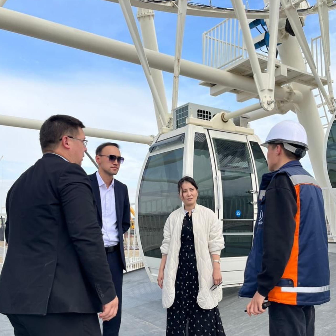 Президент паркінде орнатылған шолу дөңгелегін (колесо обозрения) пайдалану кезіндегі қауіпсіздікті қамтамасыз ету туралы түсіндірме жүргізілді