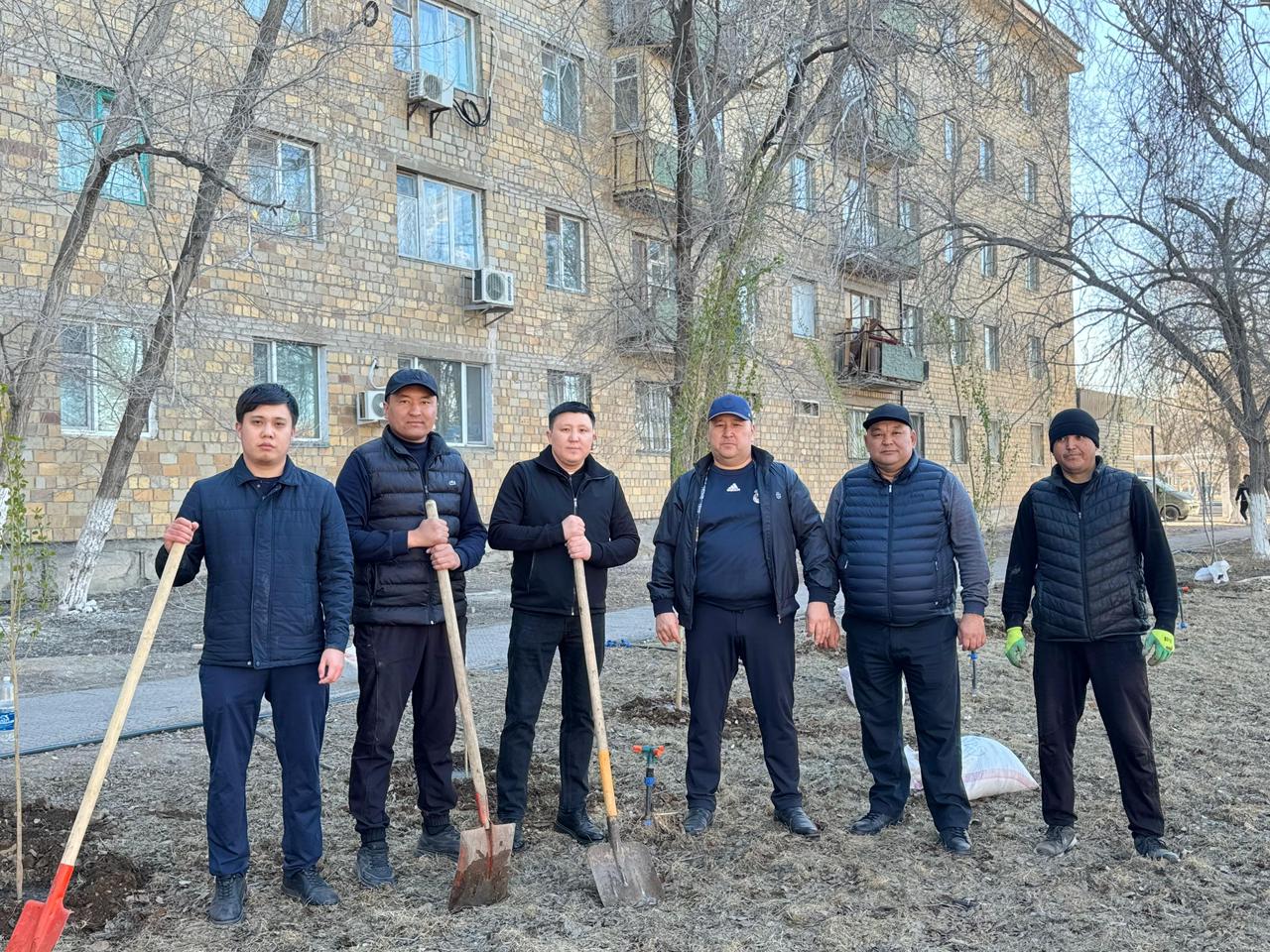 Бүгін мәслихат қызметкерлері мен әкімдік өкілдері «Таза бейсенбі» акциясына белсене қатысты.